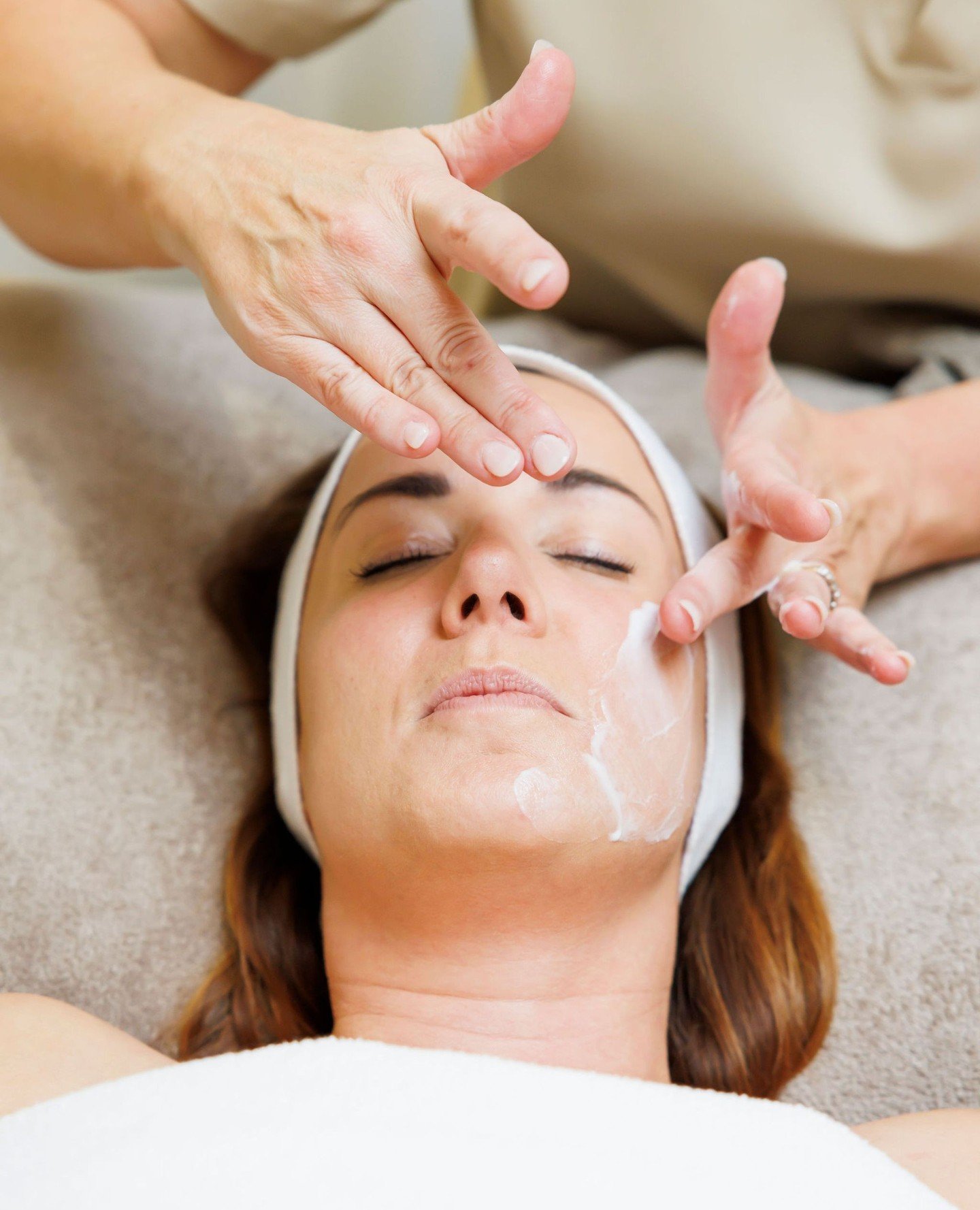 ⁠Bespoke RAYA Facials - Relax. Hydrate. Glow. ✨️⁠
⁠
Party season is busy - your skin (and mind) deserve a moment of calm. Our tailored RAYA facials are designed to deeply hydrate, soothe and brighten, giving you an instant glow while helping you unwi