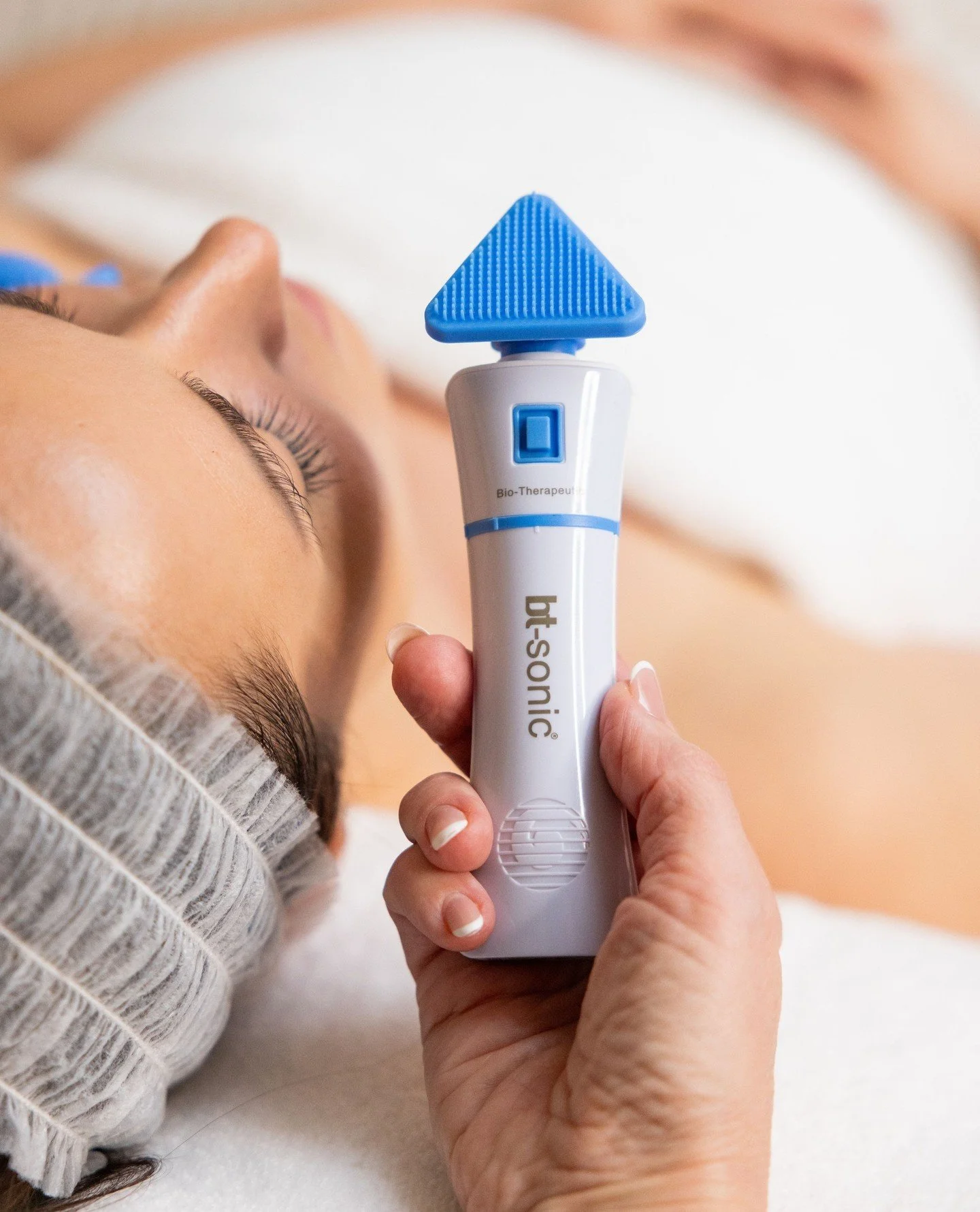 Cleansing is one of the most important (and often overlooked) steps in your skincare routine. 🫧⁠
⁠
At RAYA, we use the BioTherapeutic BT Sonic Cleanser to elevate this step far beyond what manual cleansing can achieve - it improves cleansing by up t