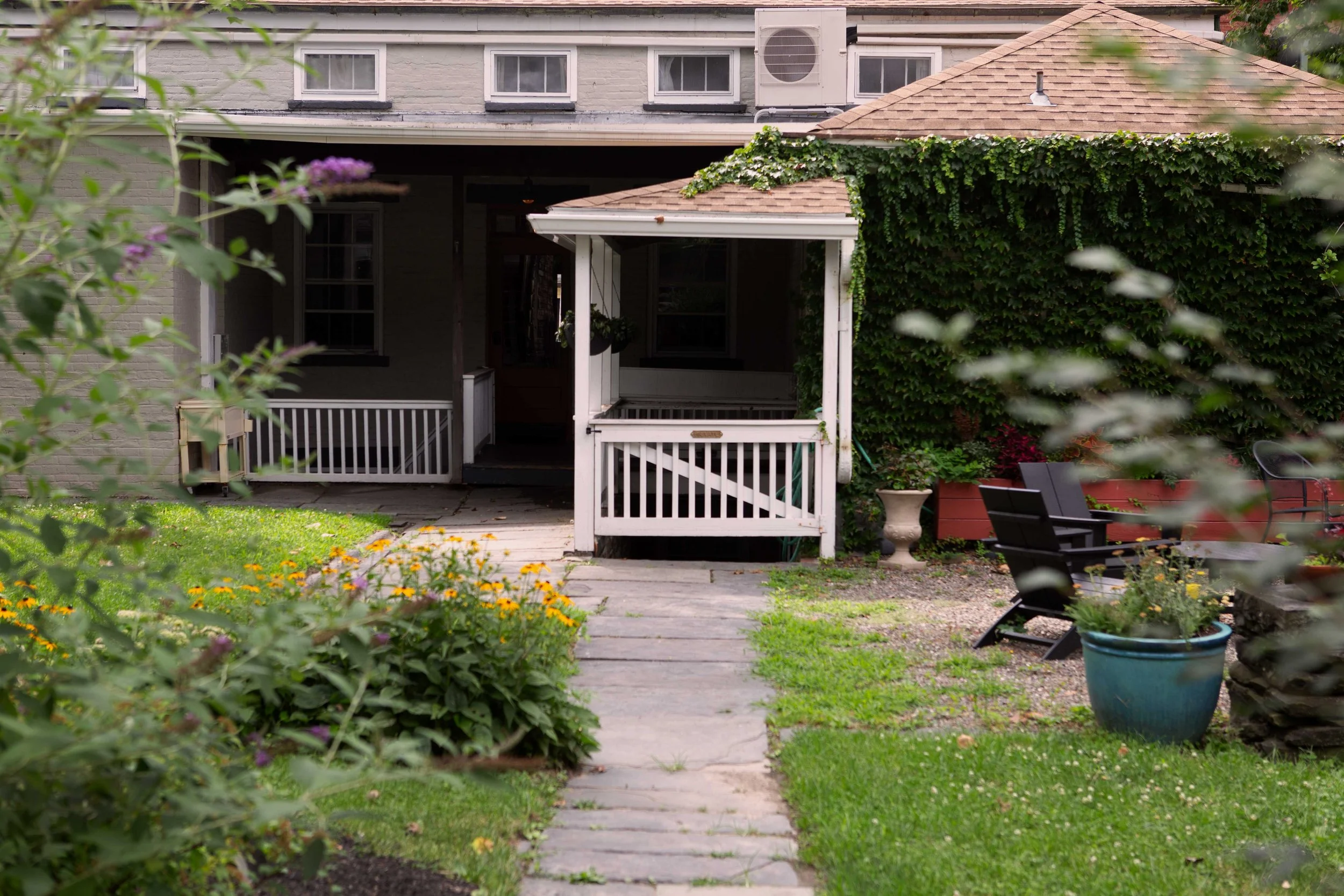 Kingston_Carriage-House-Garden_Courtyard_4M1A7165.jpg