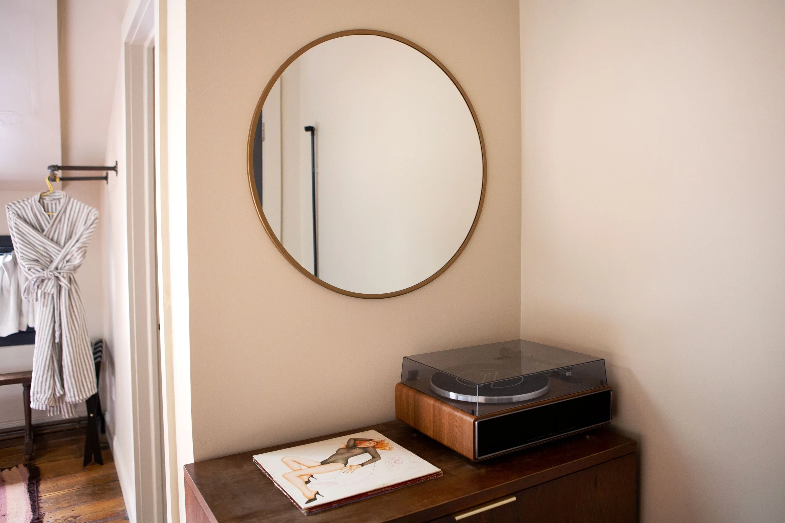 Kingston-Carrriage-House_Captains_Loft_10-1_Record-Player.jpg