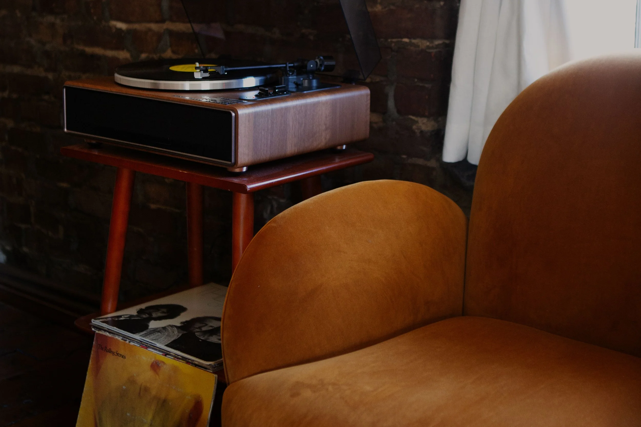 Kingston-Carriage-House_Poets_Loft-10-living-room-record-player.jpg