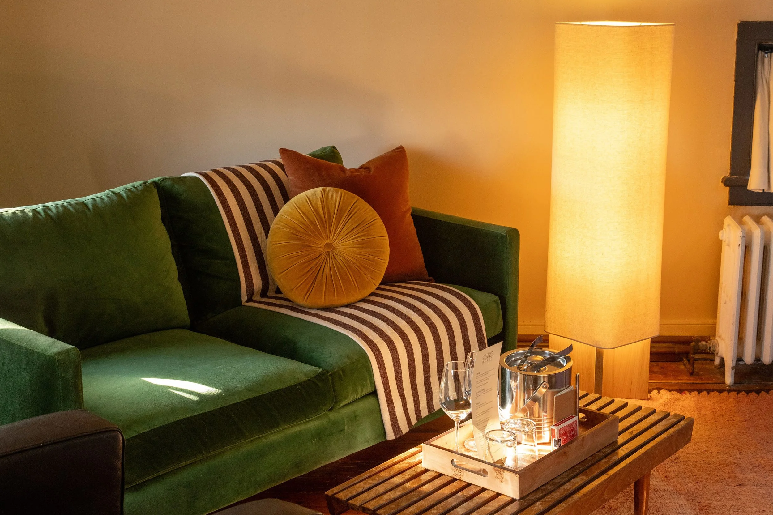 Kingston-Carrriage-House_Captains_Loft_6_Bedroom-sitting-area.jpg