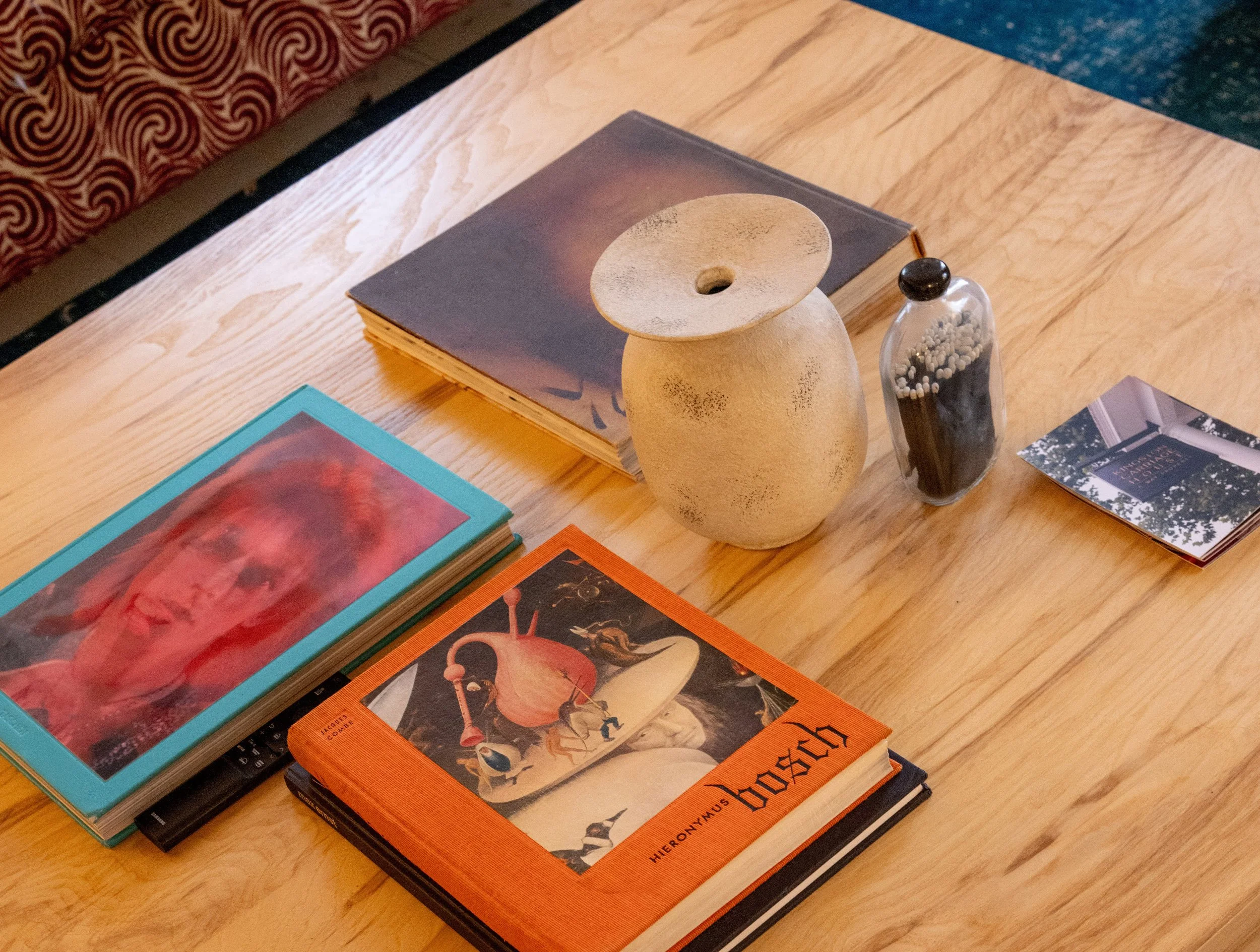 Kingston-Carriage-House_Garden_Suite_12_Books.jpg