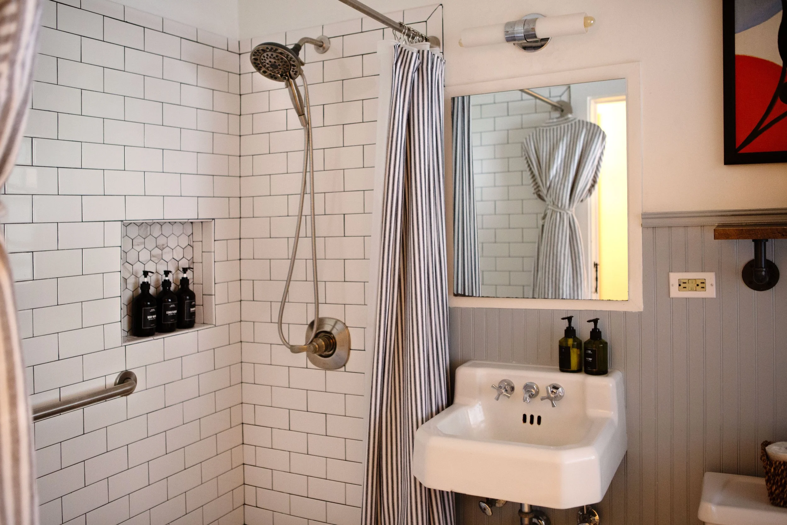 Kingston-Carriage-House_Garden_Suite_13-1_Bathroom.jpg