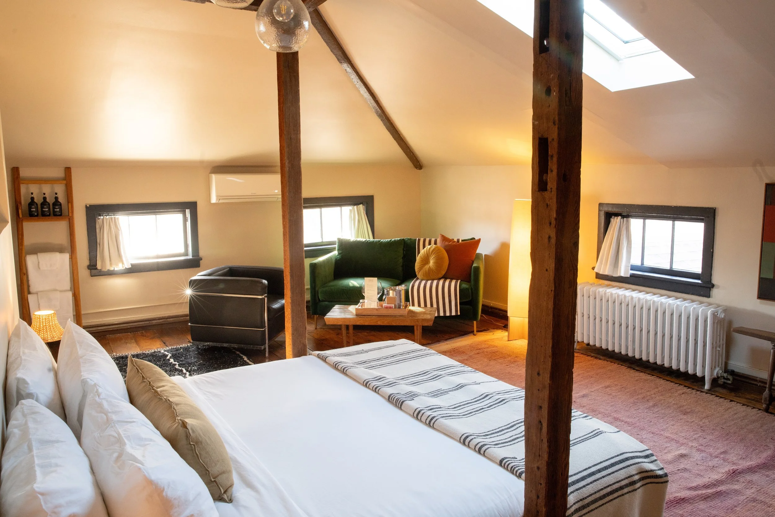 Kingston-Carrriage-House_Captains_Loft_5_Bedroom-sitting-area.jpg