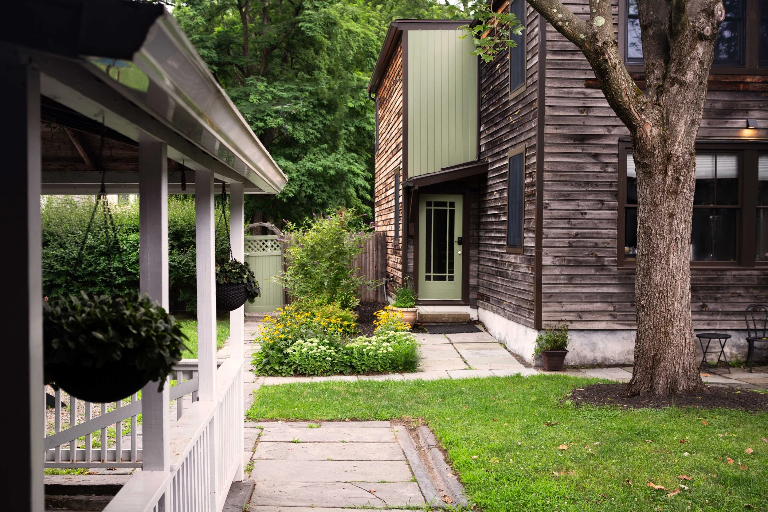 Kingston Carriage House Moto Grand Entrance and Gardens