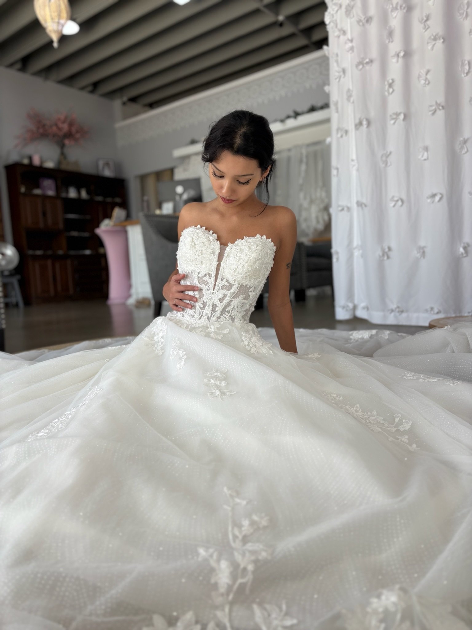 Holiday Engagement? Here’s When to Start Wedding Dress Shopping