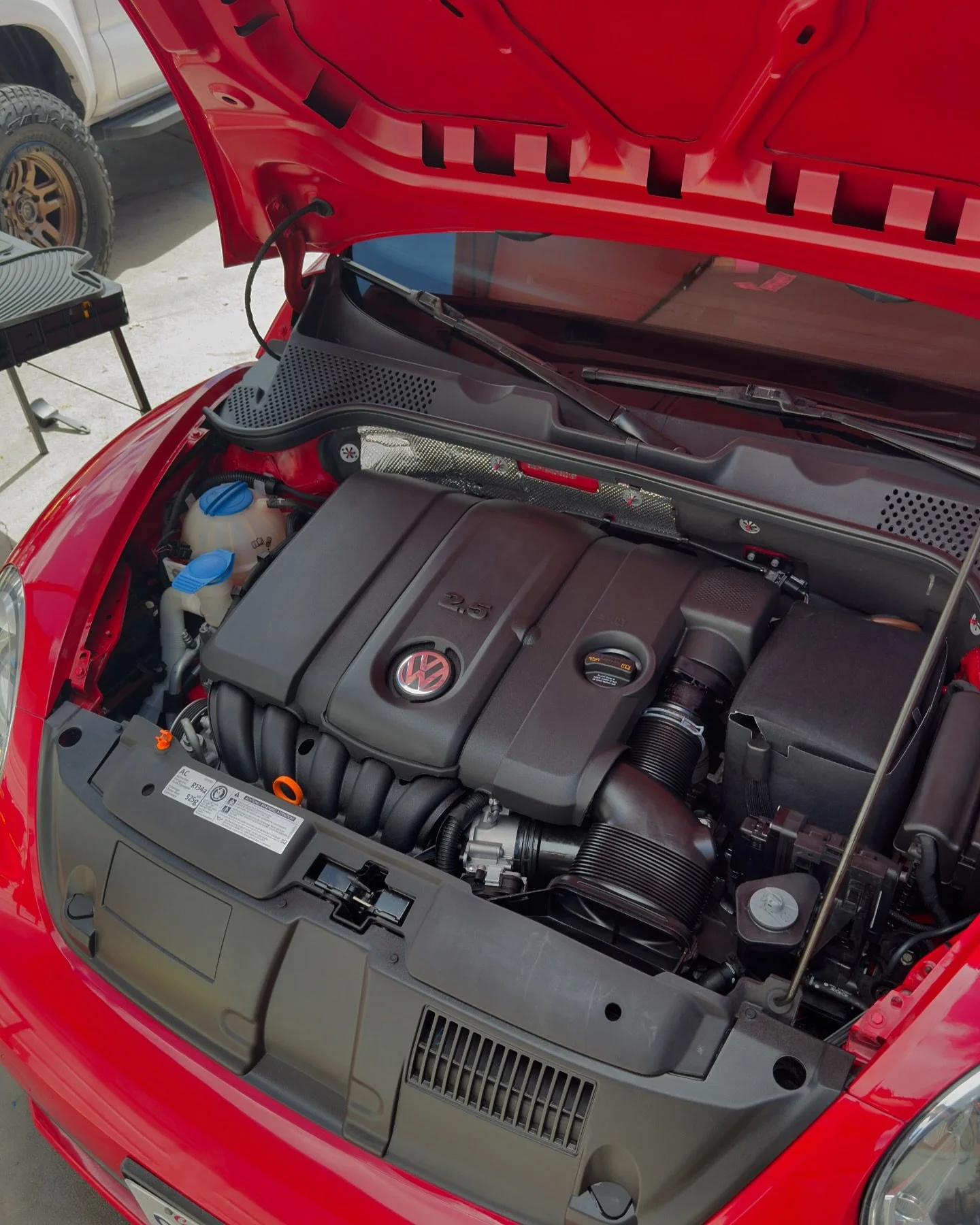 Check out the before and after on this Beetle&rsquo;s engine bay! Just finished up an engine bay detail, and it&rsquo;s looking fresh and clean under the hood. 🔧✨ #AutoDetailing #EngineBayDetail #BeforeAndAfter #Beetle #CleanEngine #JayAyeDetails #L