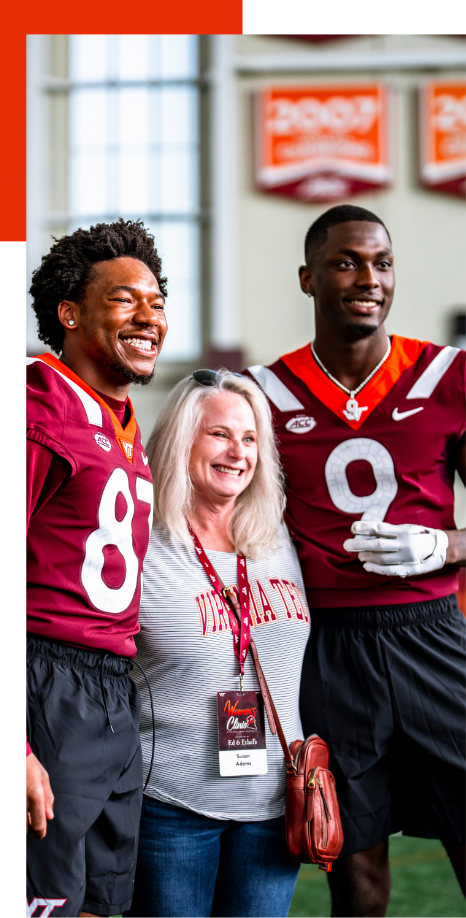 Jaylin Lane & Da'Quan Felton taking photos with fans at the 2024 Womens Clinic