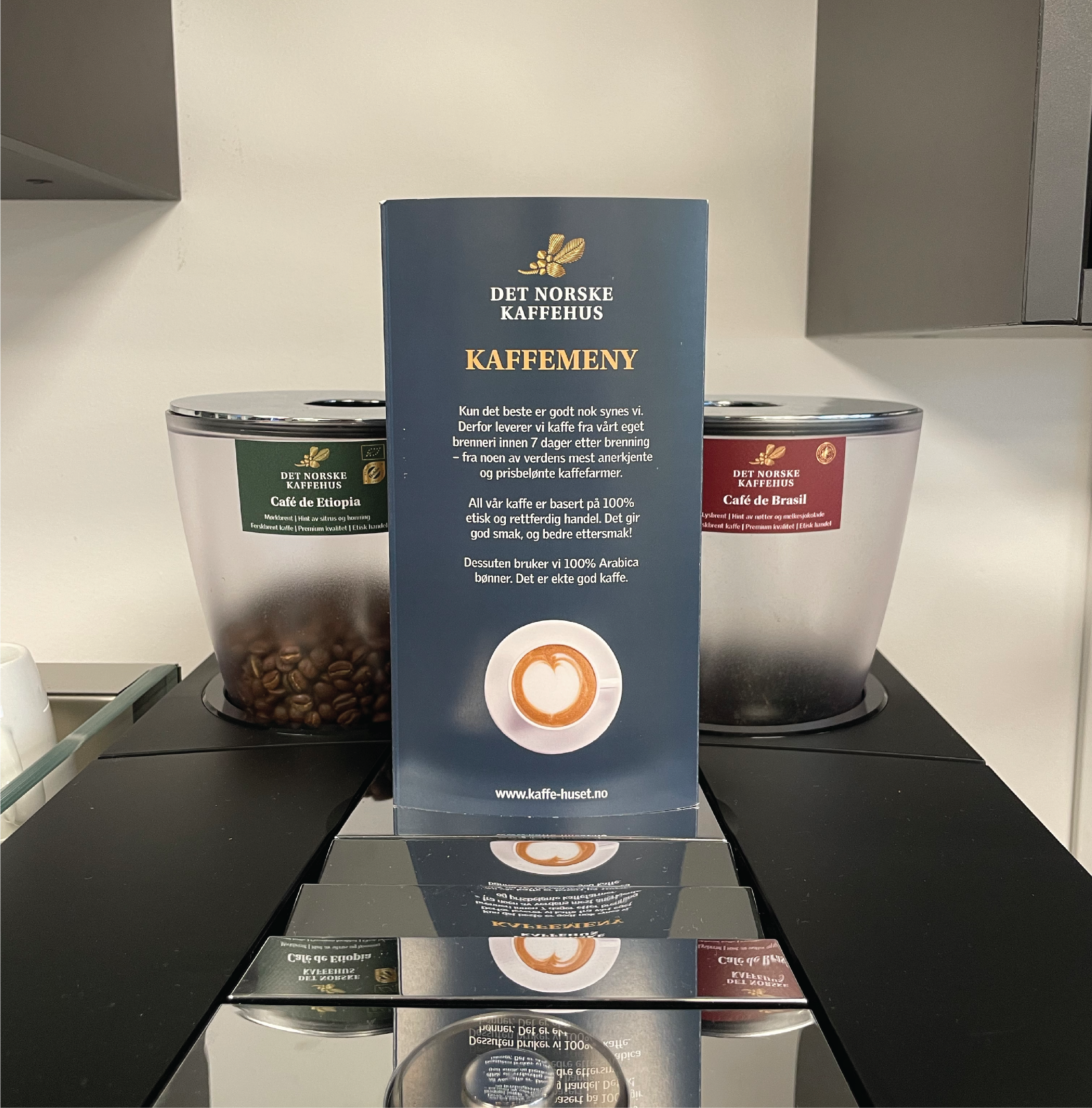 Kaffemeny og kaffekvalitet klistremerker i bruk
