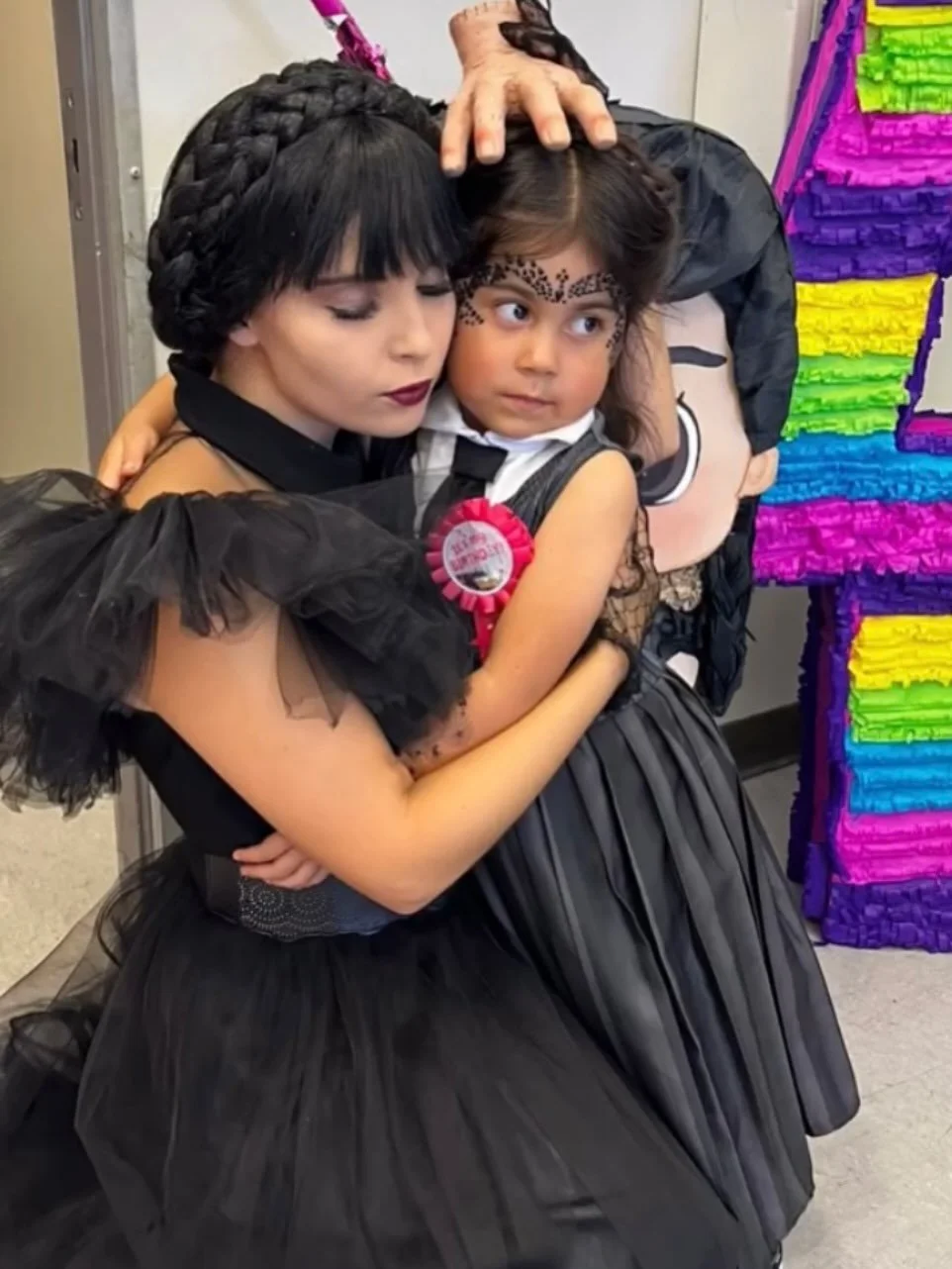 π€ Wednesday & Thing had such a special time celebrating this little one’s spooky-sweet day! Twinning π·οΈβ¨π Who’s ready for spooky season? π»β¨ We sure are! #wednesday #spookyseason #wednesdayparty #twins #kidsbirthdayparty #kidsparti