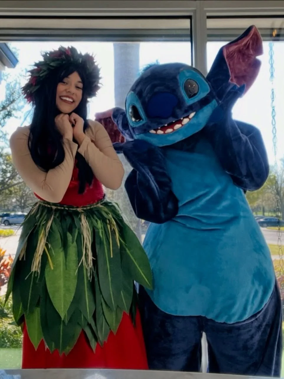 Thank you for having us @laureloakcountryclub 🌺✨
Lilo &amp; Stitch had the most aloha good time celebrating with you&mdash;full of laughter, fun, and ohana spirit! 🌴💙 #liloandstich #sarasota #florida #losangeles #partycharacters www.fairytalesandh