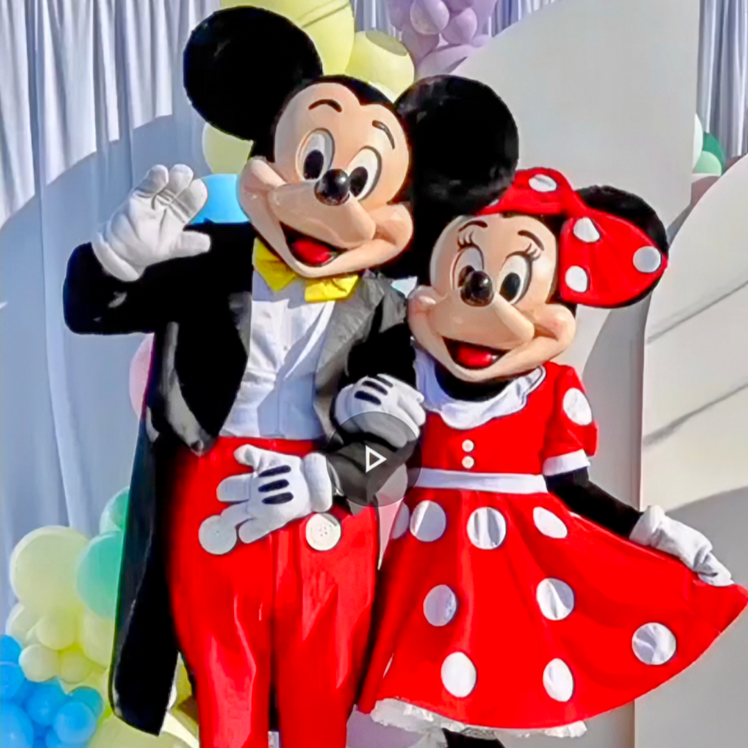 Mickey-Minnie-Mouse-Waving-Hello-Birthday-party-Event.png