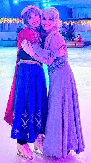 Elsa-Anna-Hugging-Ice-Skating-Party.JPEG