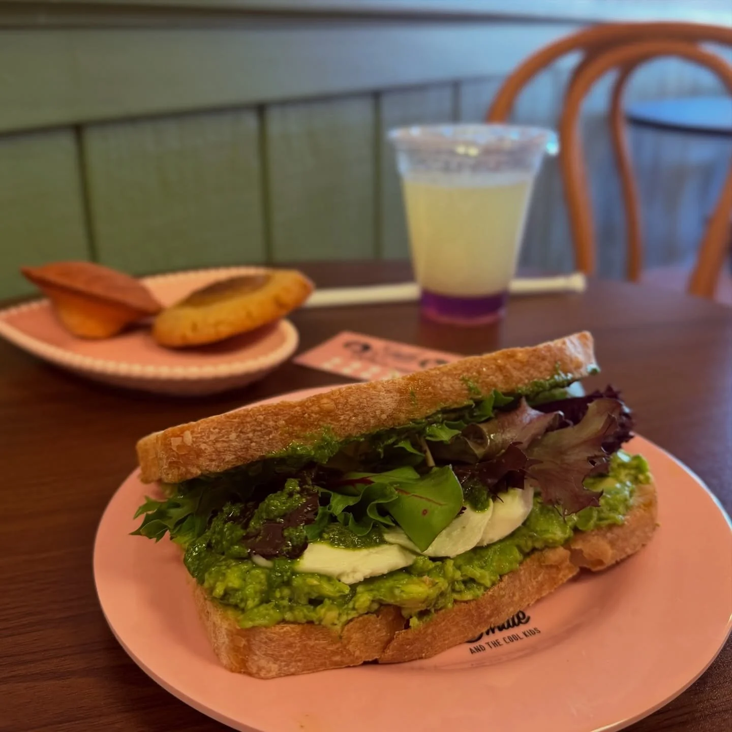 Gentle energy.
No drama.
A very French kind of calm &mdash; once in a while 🇫🇷😉

Meet The Pesto Pascal 
Soft avocado, fresh pesto, crisp mesclun.
Balanced, comforting, quietly confident.

Perfect with:
a Lavender Cirtronnade 
a Cr&egrave;me Br&uci