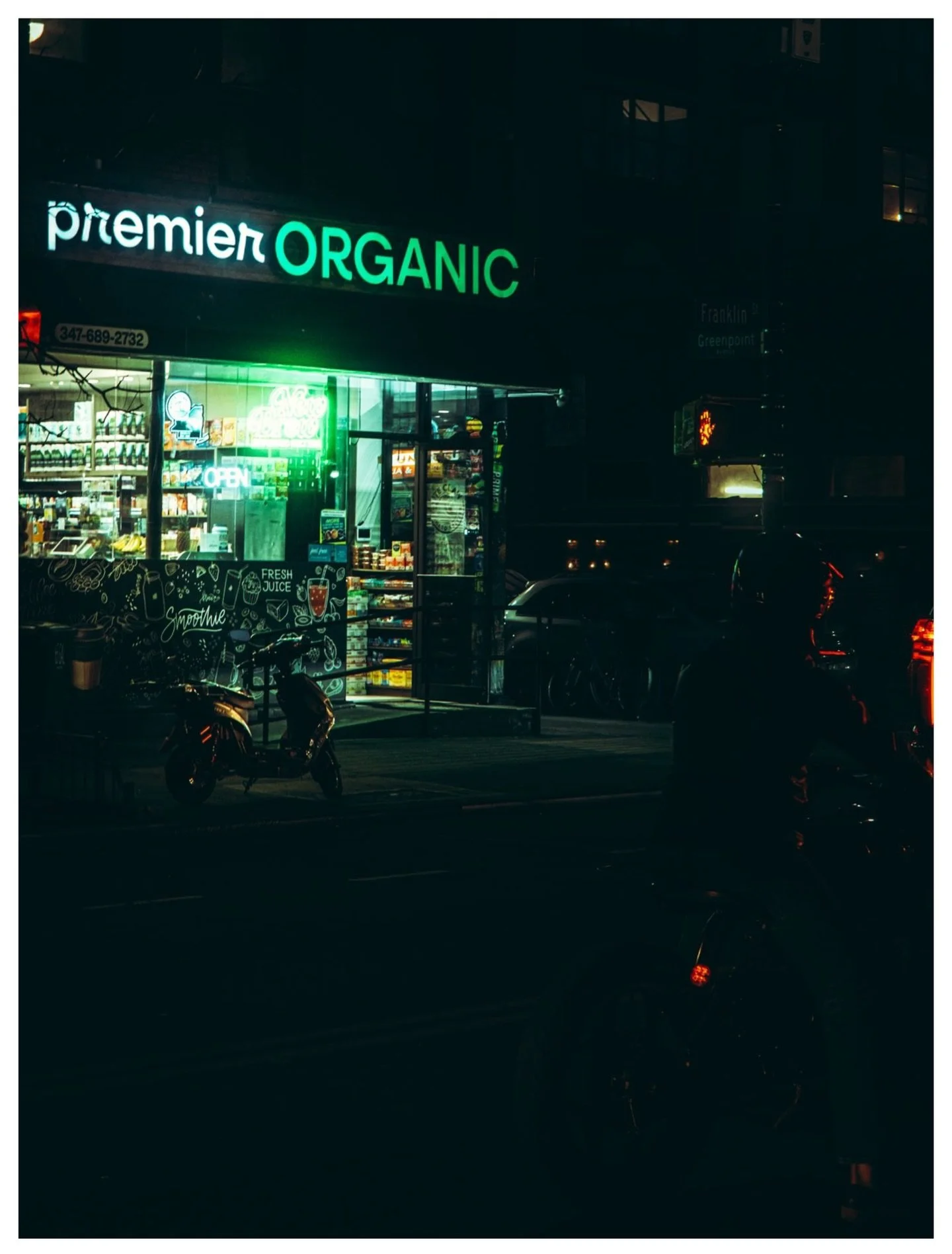 07/07 - Green Is A Beacon At Night.

#ChromaticAnthology #Green #StreetPhotography #fujifilm #x100vi @fujifilmx_us @fujixseries