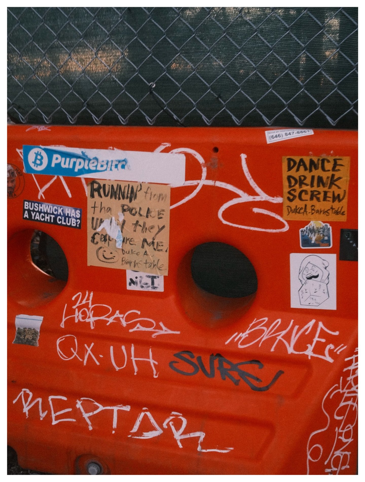 01/07 - Orange Is A Canvas.

#ChromaticAnthology #Green #StreetPhotography #fujifilm #x100vi @fujifilmx_us @fujixseries