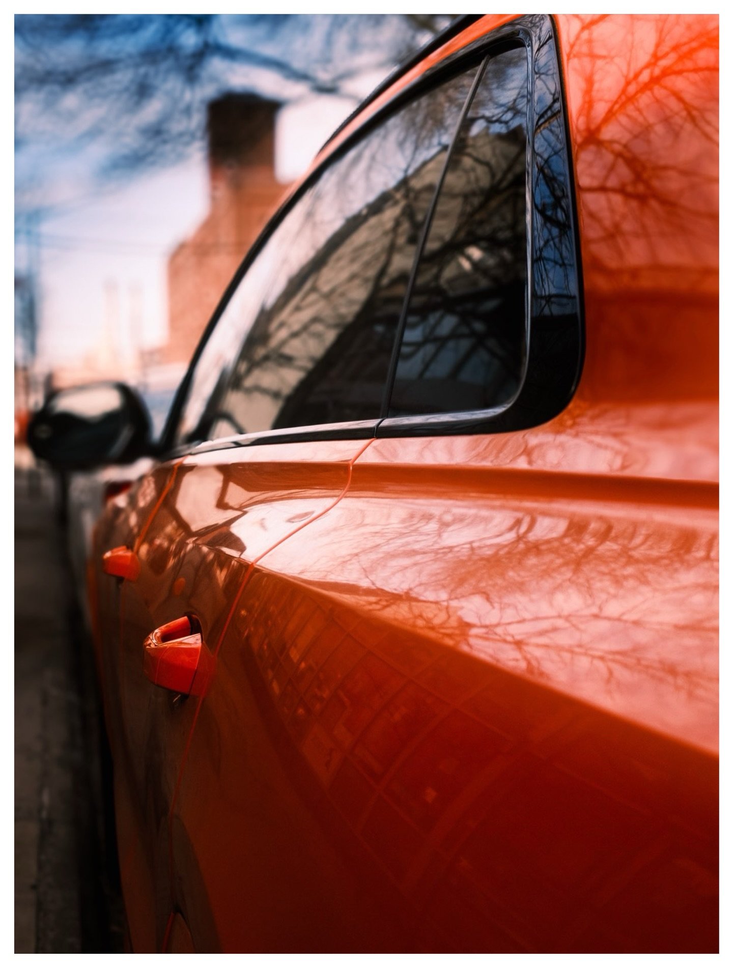 05/07 - Orange Reflections.

#ChromaticAnthology #Green #StreetPhotography #fujifilm #x100vi @fujifilmx_us @fujixseries