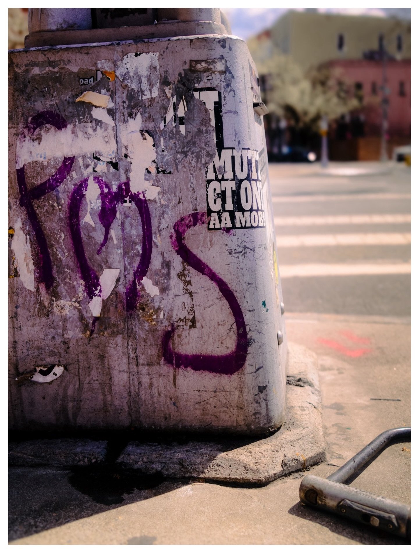 05/07 - Purple Is Tagged Out There.

#ChromaticAnthology #Green #StreetPhotography #fujifilm #x100vi @fujifilmx_us @fujixseries