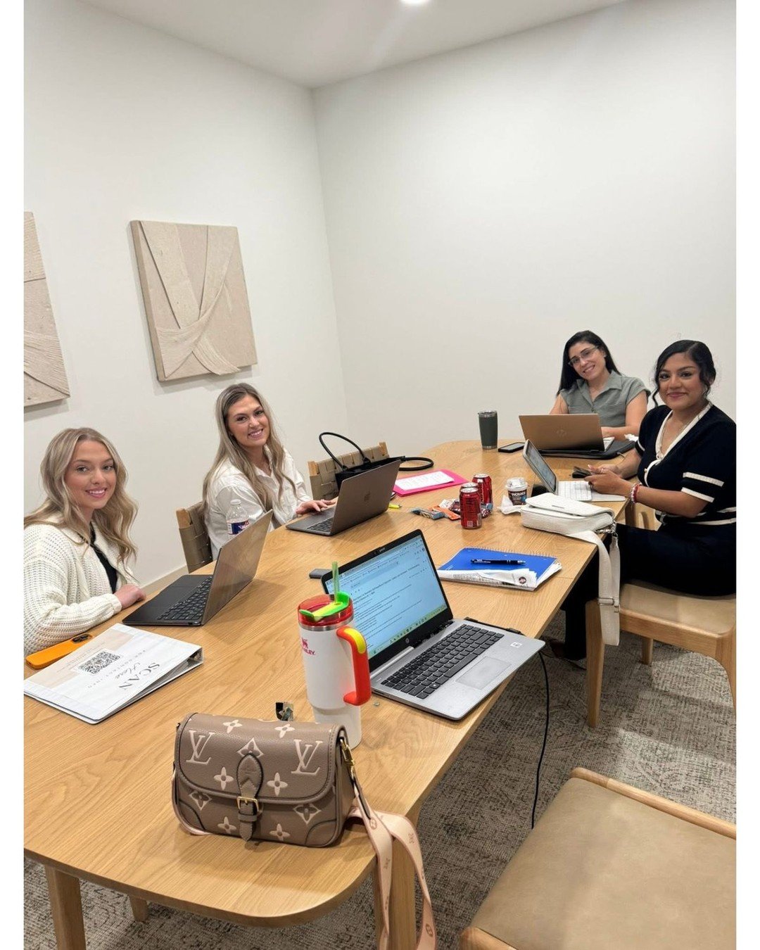 Impress your team this summer by hosting your monthly business review in one of our meeting rooms! 
Members receive two complimentary meeting room bookings each month. Non-members can easily reserve a room through our website.📆

#MontBelvieuTX #Smal