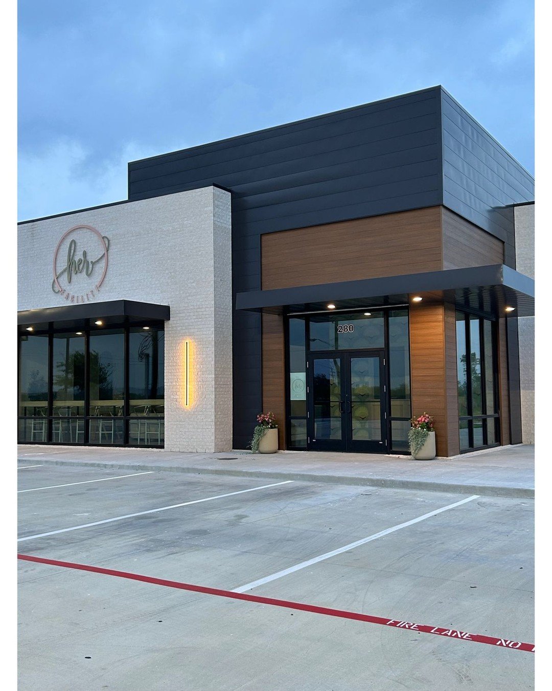 She&rsquo;s pretty on the outside... but wait &rsquo;til you see the people working here. 😍✨