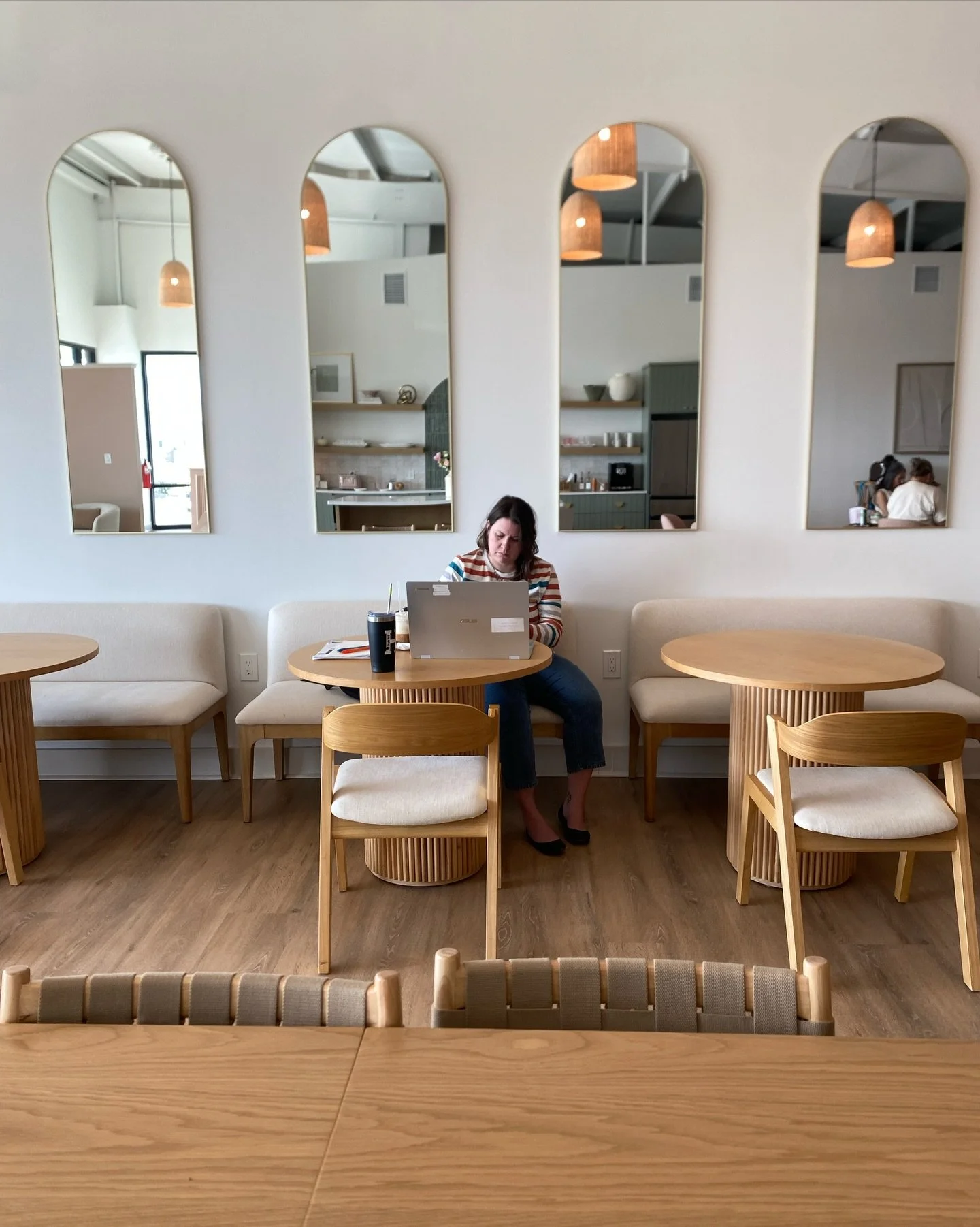 The year&rsquo;s not over yet, and your goals are still waiting to be crushed.

With a Her Facility membership, you get access to:

☕️Unlimited tea + coffee
🎙️Podcast room
💼Conference room
🎤Seminar Room
🎉An event space 
🪑Semi-private desks
👩🏻&