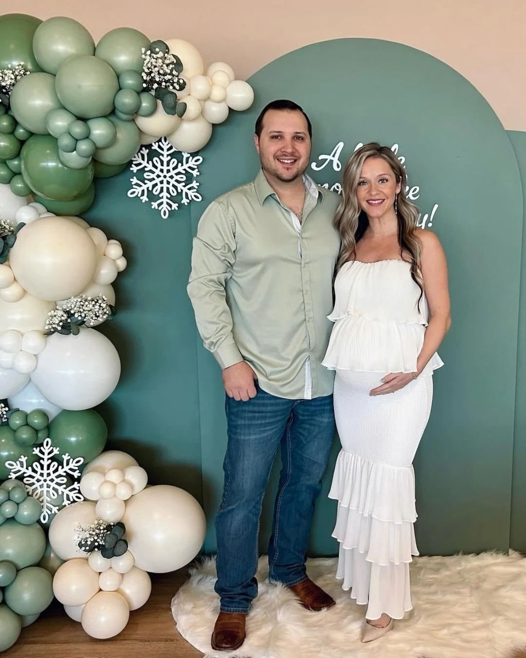 Okay, this little snowflake baby shower had us with literal heart eyes. ❄️ Congratulations to Kalen and Daniel on adding s&rsquo;more love to your beautiful growing family. We can&rsquo;t wait to meet Baby Jax!

Ballon Arch + Backdrop: @ivydesignsco 
