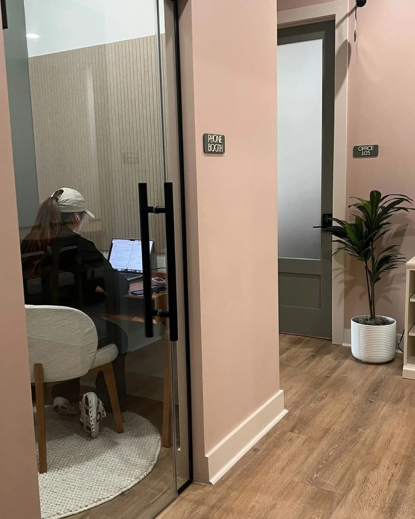 Aesthetic is nice.
Productive feels better.

At Her Facility, you get both - without clutter or chaos, in a space that inspires to get work done and move the needle forward.

🔗Come work with us!

📍Her Facility | Women&rsquo;s Coworking | Mont Belvi