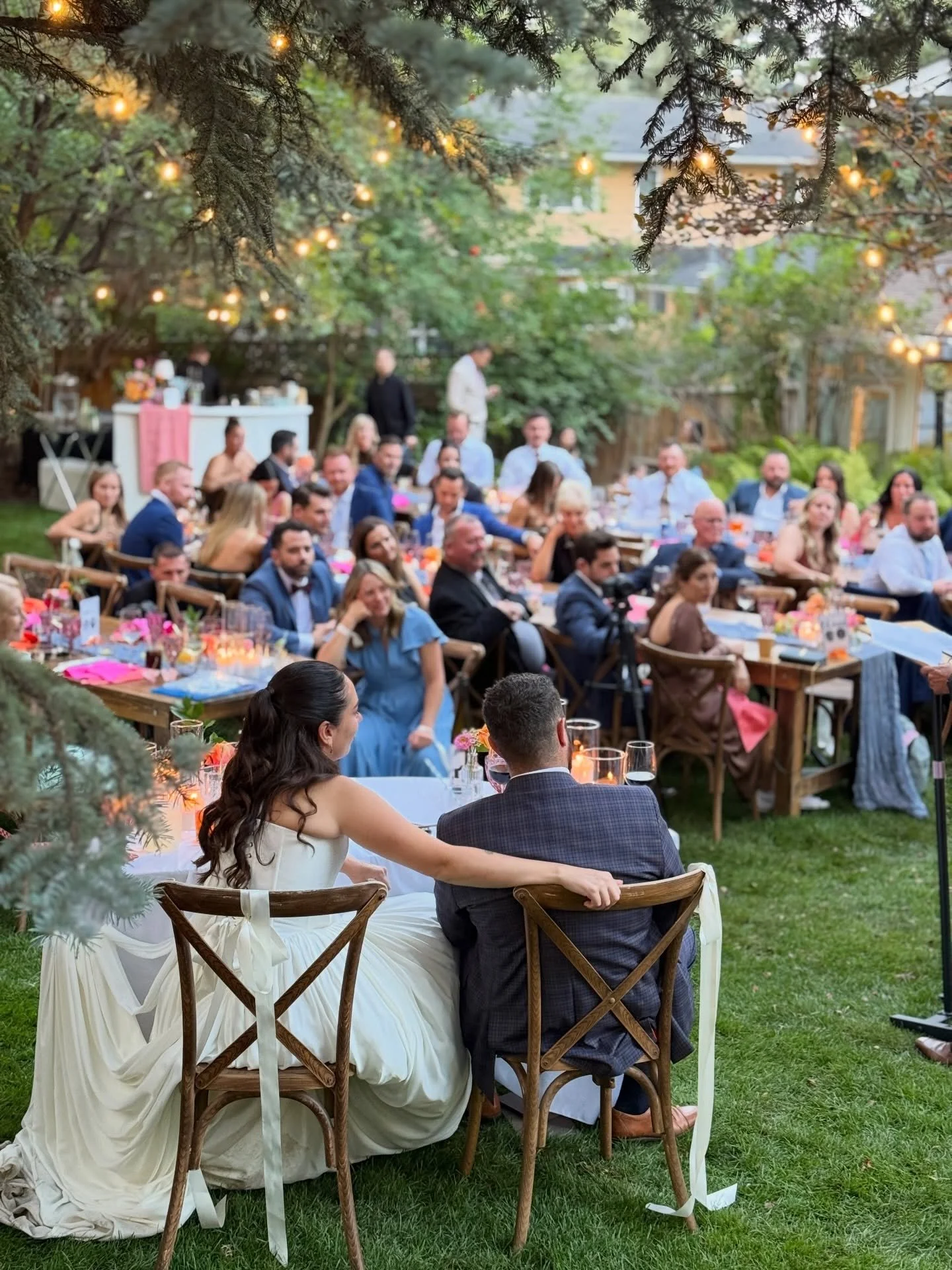 Who&rsquo;s planning a backyard wedding? Because Val and Justin&rsquo;s was dreamy&hellip; our jaws were on the floor, and every guest agreed! ✨ 
Long tables, twinkling lights, bright summer colours (this palette scratched an itch in my brain haha), 