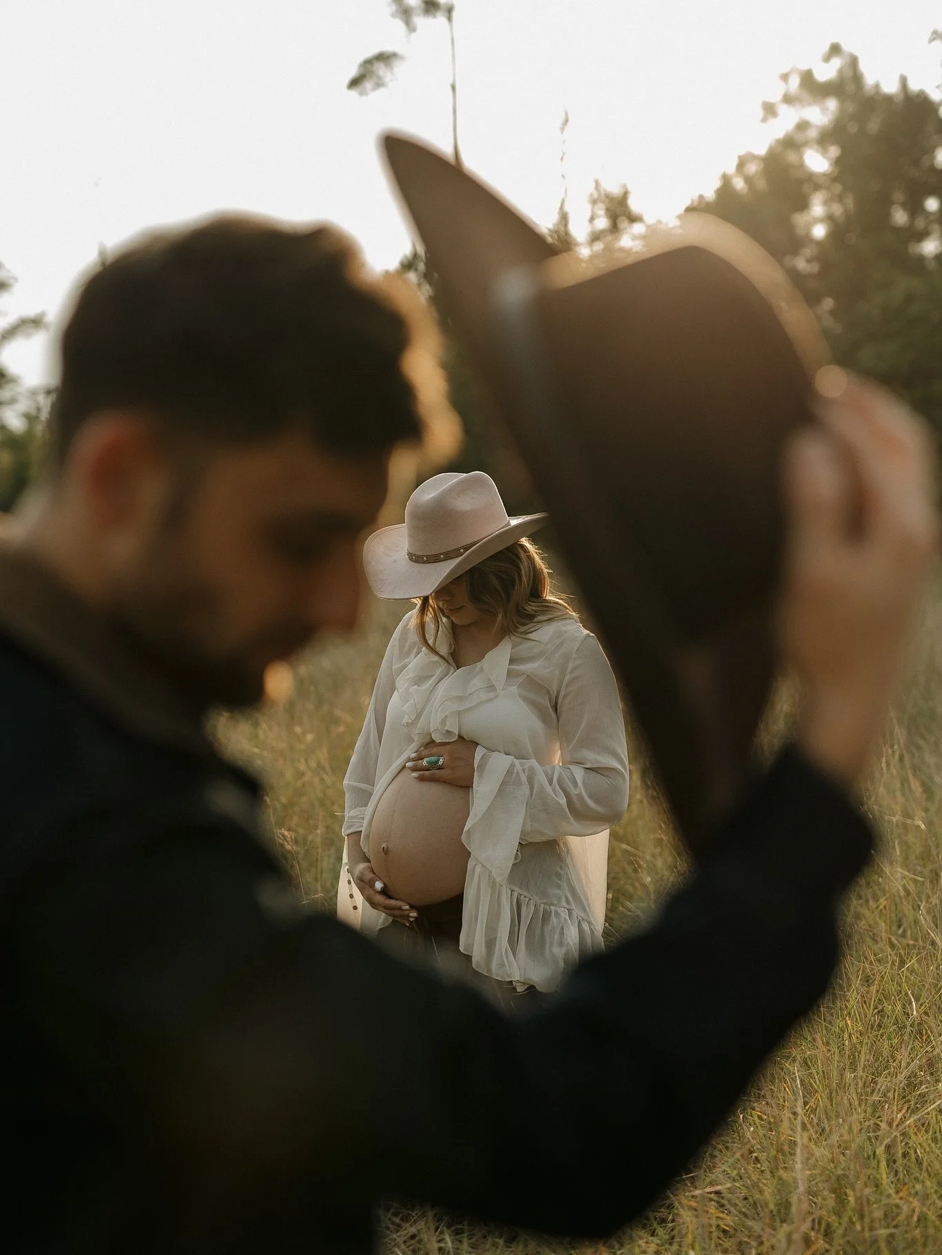 Soft light, quiet moments, and a new chapter just ahead for these sweet parents to be 🌾