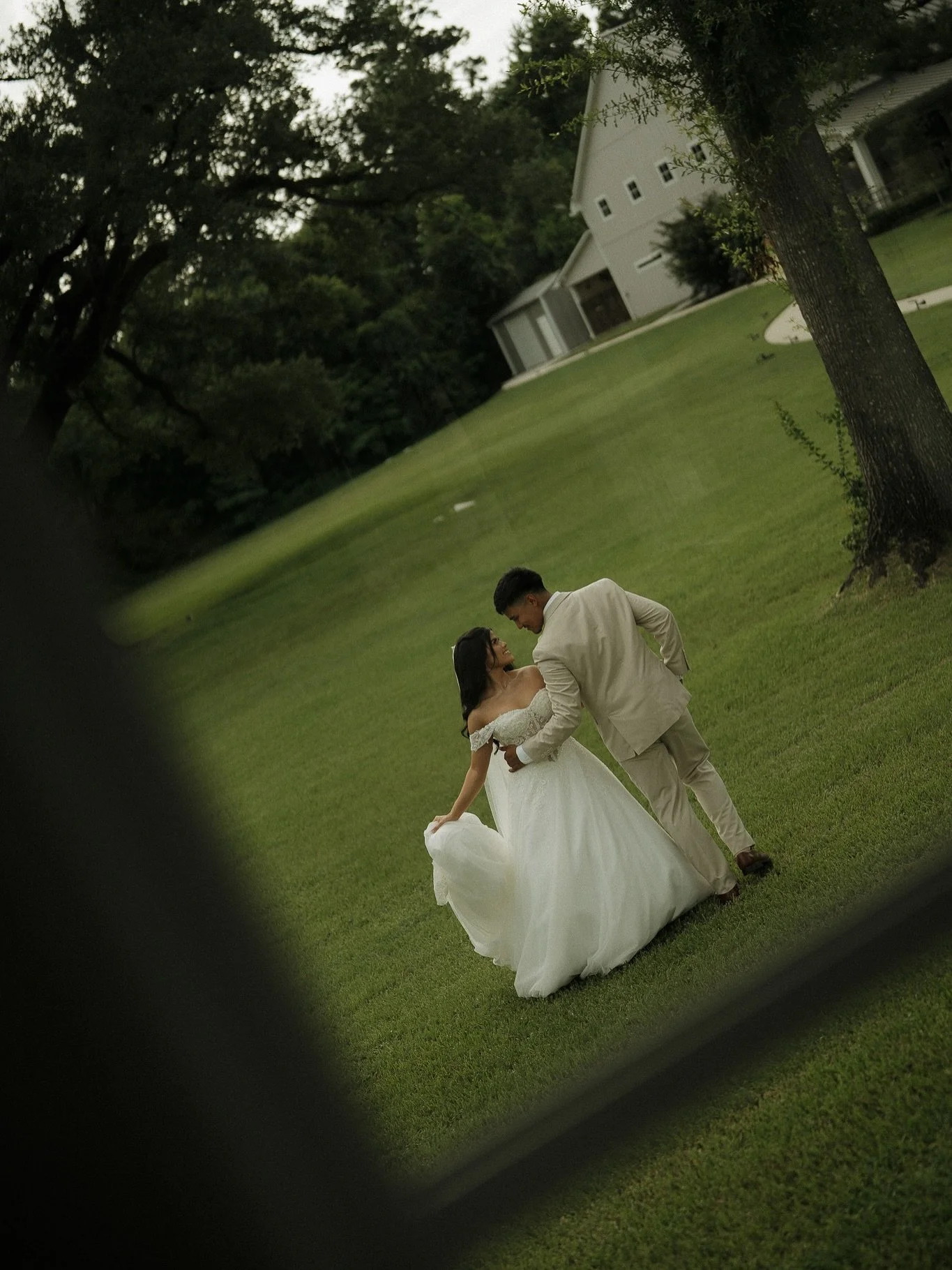 Some of my favorites from the most perfect summer wedding 💒 🕊️⛲️🪭

second shot for @heavenlyframed