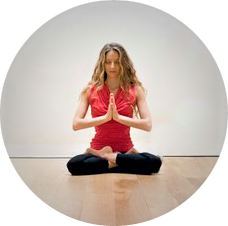 Sandra Crosasso pratiquant la méditation en position de lotus dans un studio, Annecy, Geneve