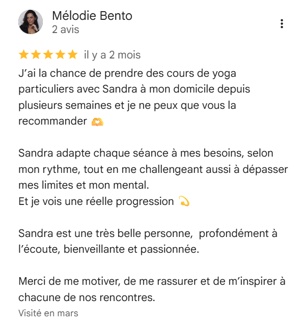 Capture d'écran d'un avis Google 5 étoiles en français louant les cours de yoga individuel à domicile avec Sandra Crosasso, professeure de yoga à Annecy et Genève, mentionnant sa capacité à adapter chaque séance et sa personnalité bienveillante.
