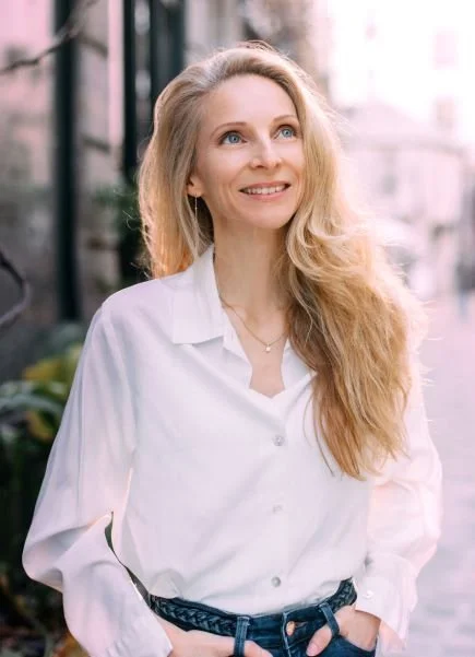Sandra Crosasso, professeure de Yoga expériementée (enseigne depuis 2011) à Annecy, Genève après 15 ans d'enseignement à Paris (Yoga Village, (q)ee, etc.)