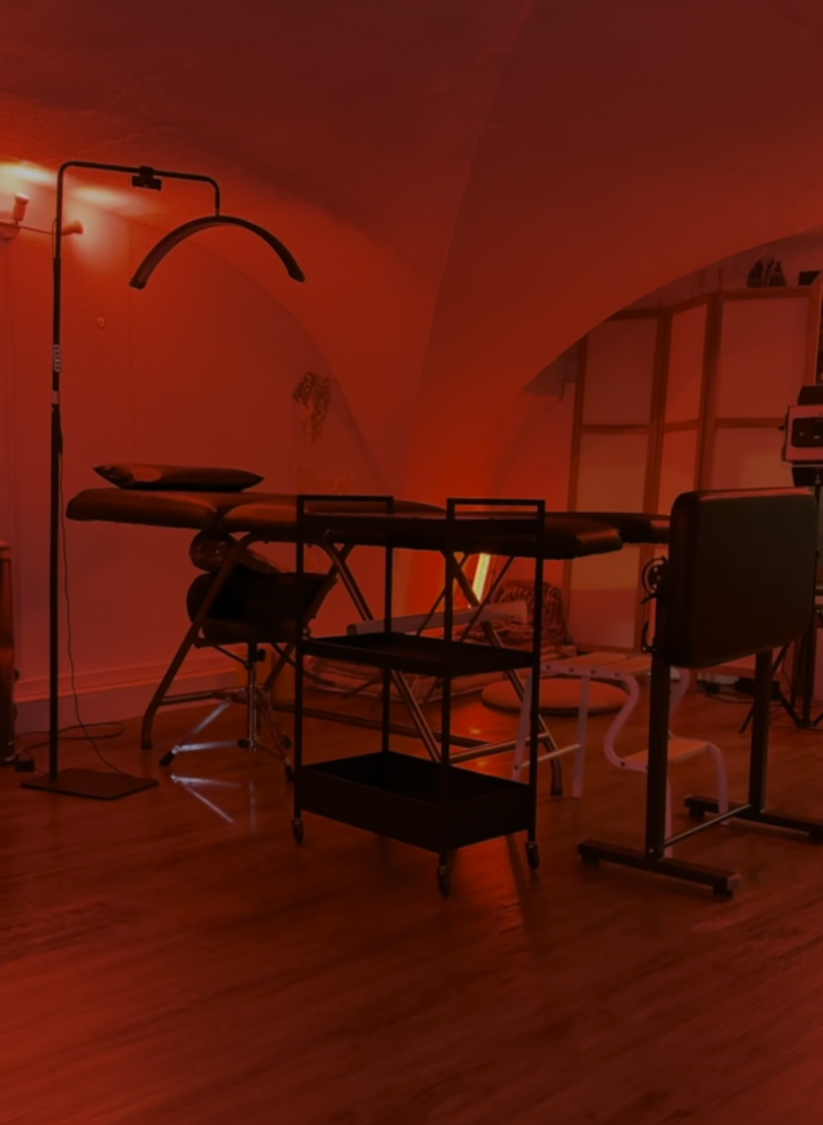 Salle de l'atelier de tatouage privé de Coriolis à Clermont-Ferrand, voûtes et lumière rouge