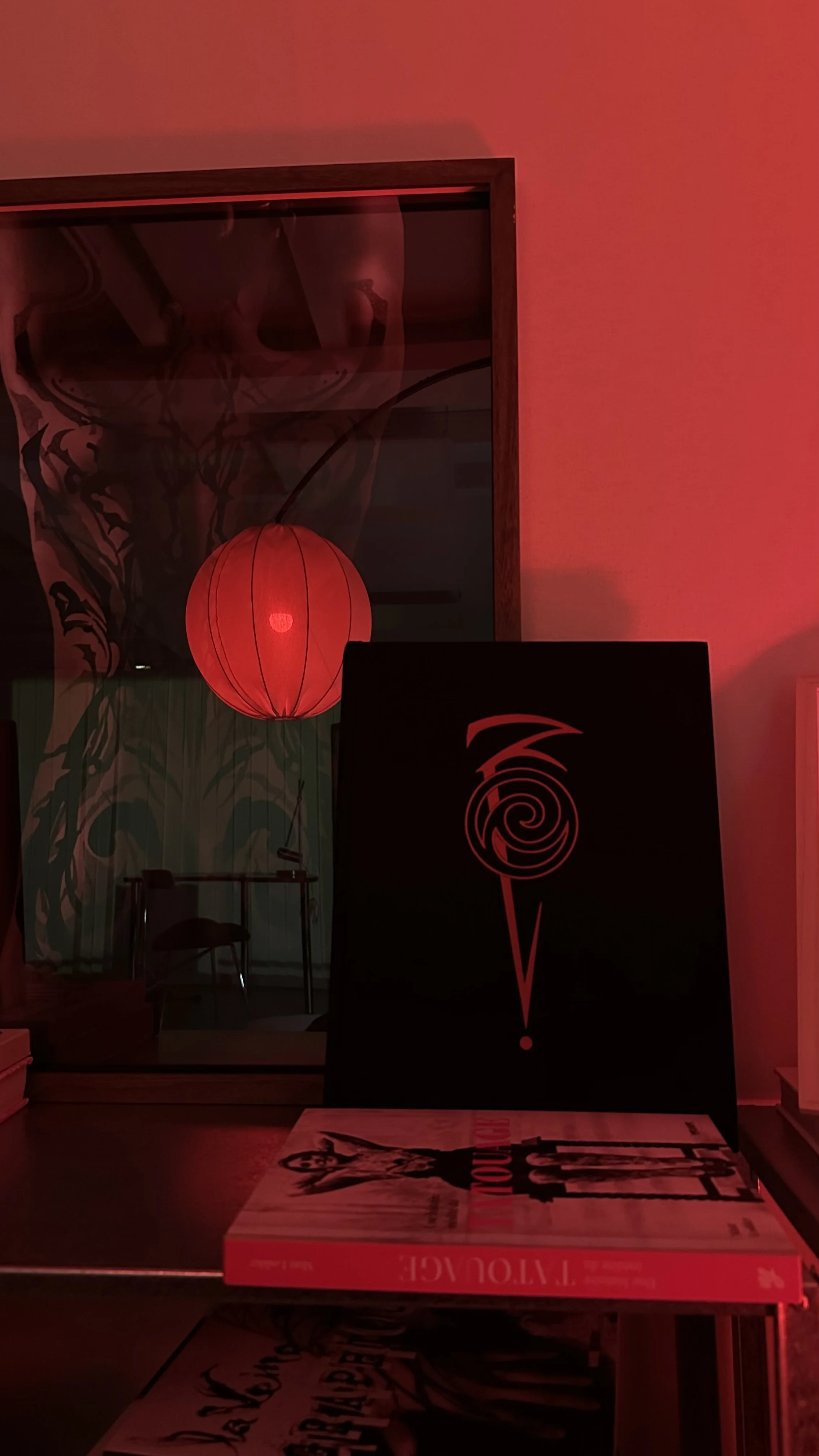 Détail de l'atelier de tatouage Coriolis, ambiance rouge et ouvrages d'art