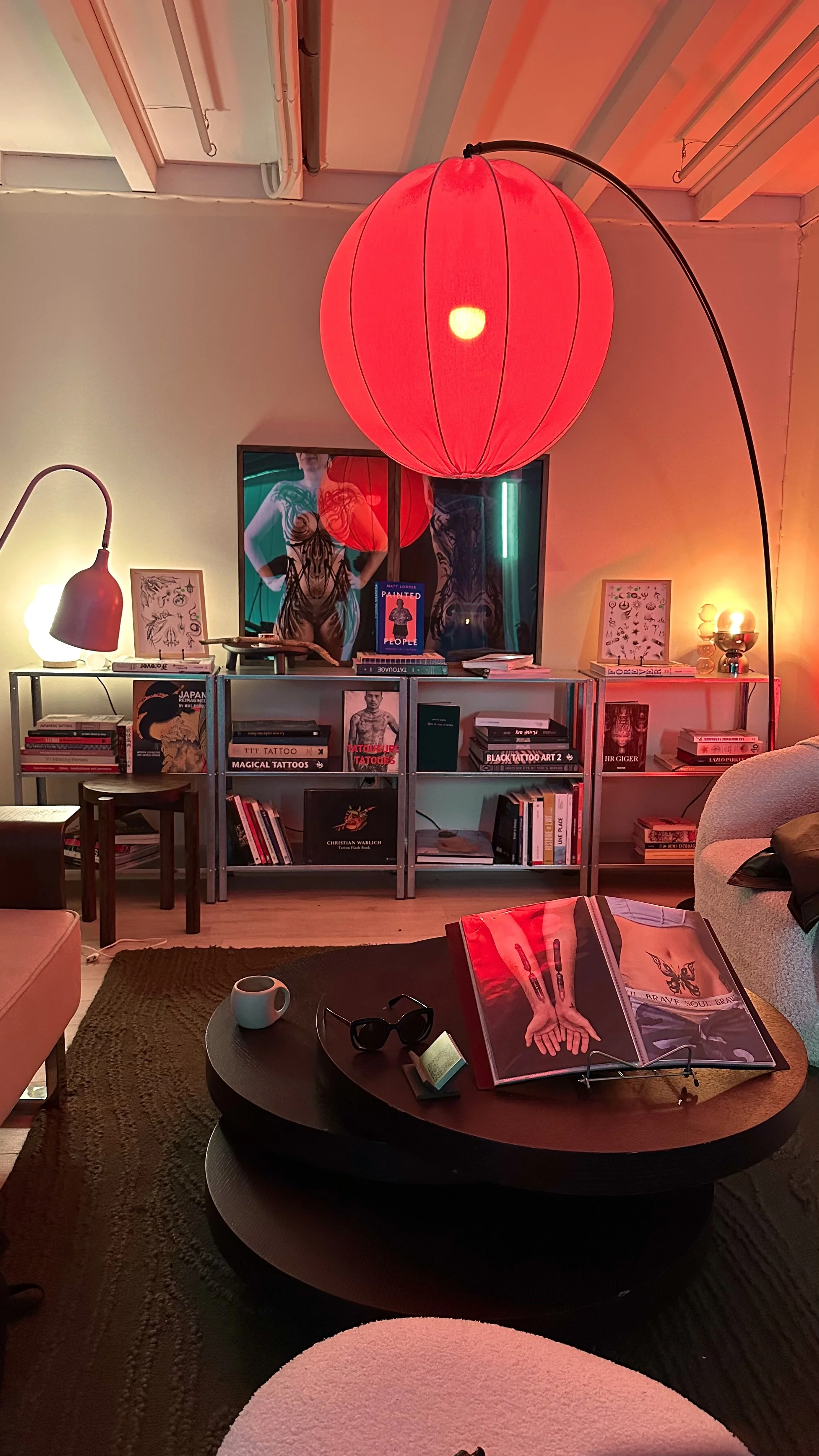 Atelier de tatouage privé de Coriolis à Clermont-Ferrand : bibliothèque d'art et éclairage tamisé