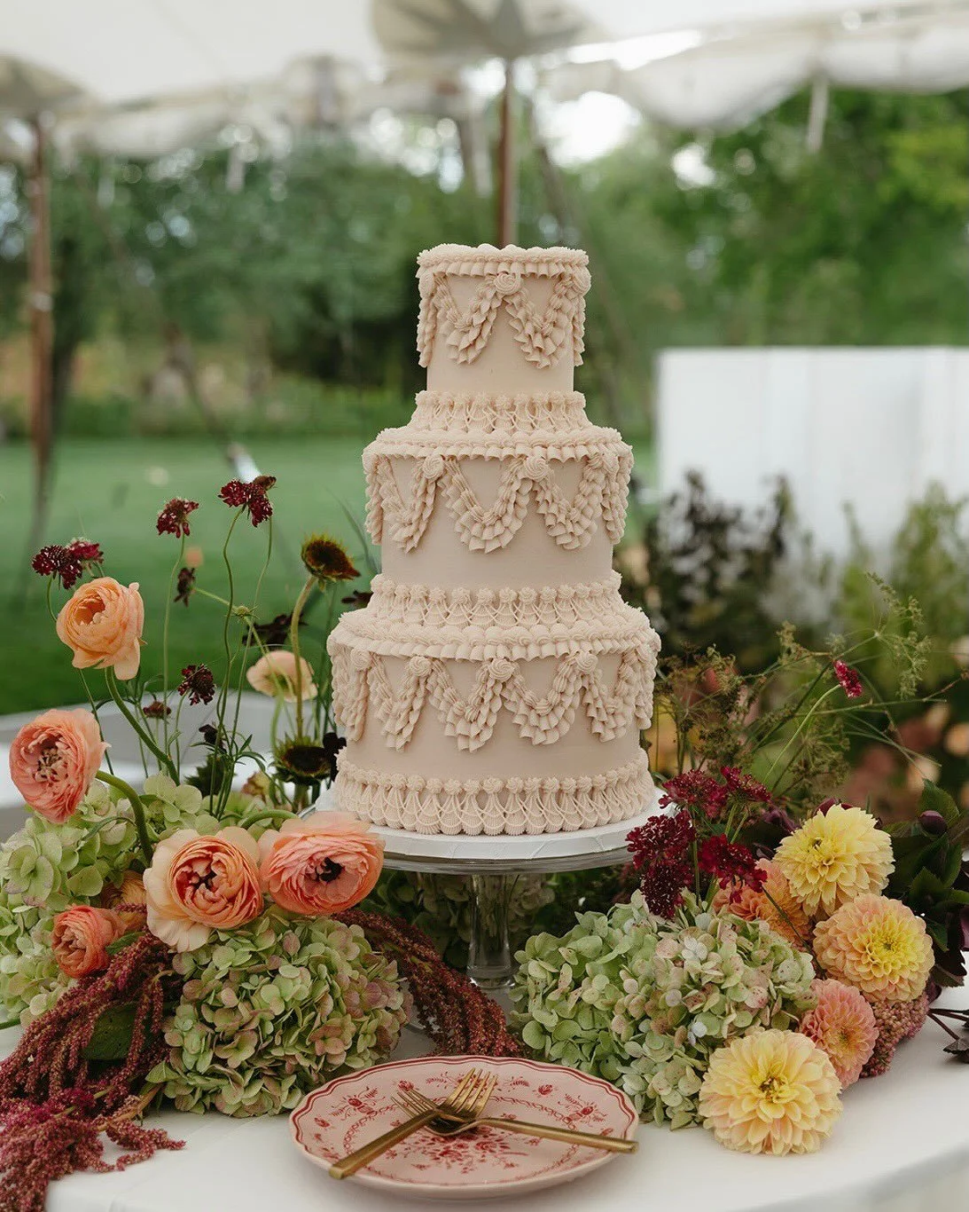 Ending August with Hannah &amp; Jack 💛 

Planning &amp; Design: @feteafehr 
Photo: @nicholascrandallphoto 
Florals: @theflowerloverclub 
Catering: @biscuitsandberries 
Bar: @cocktailcaravanco 
Rentals: @copartyrentals @bbjlatavola 
Cake: @alyce.in.f
