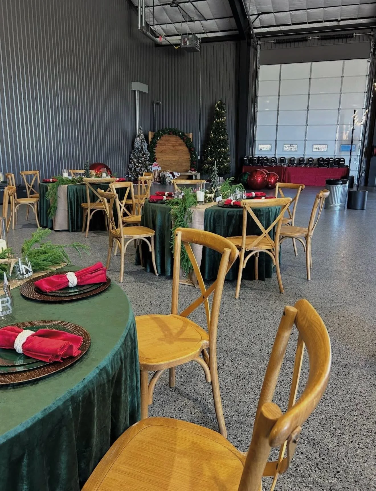 🪑🎄🍾 Holiday party season is rolling

We are happy to provide our crossback chairs for this stunning celebration!

Thank you @fiestahaus_tx - Proud to support events and other vendors in New Braunfels.