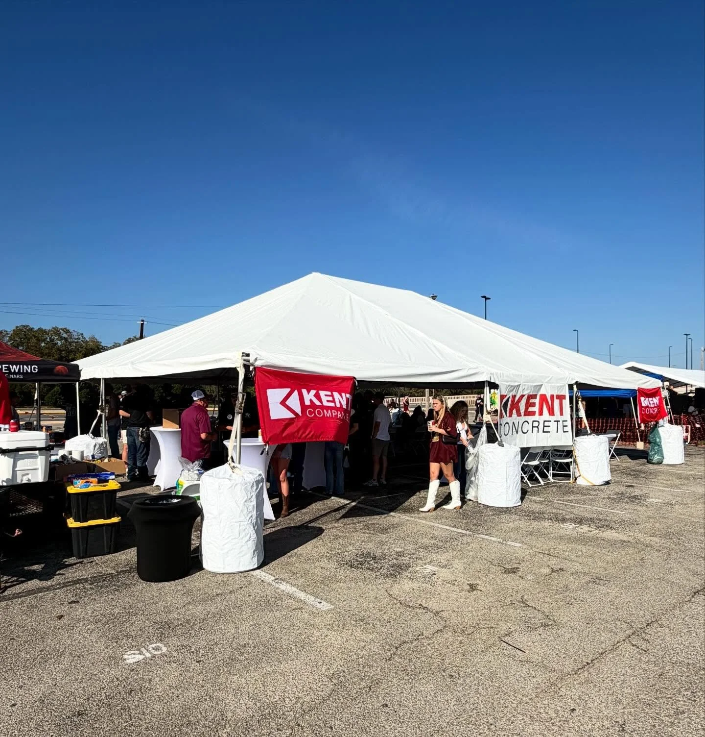 Another great Tailgate set up for @aci.txst - sponsored by @kent_companies 

This Tailgate Package included:

30&rsquo; x 40&rsquo; Frame Tent
8 Cocktail Tables with Linens
6 8ft Banquet Tables with Linens
50 White Folding Chairs
2 150qt Coolers
2 Tr