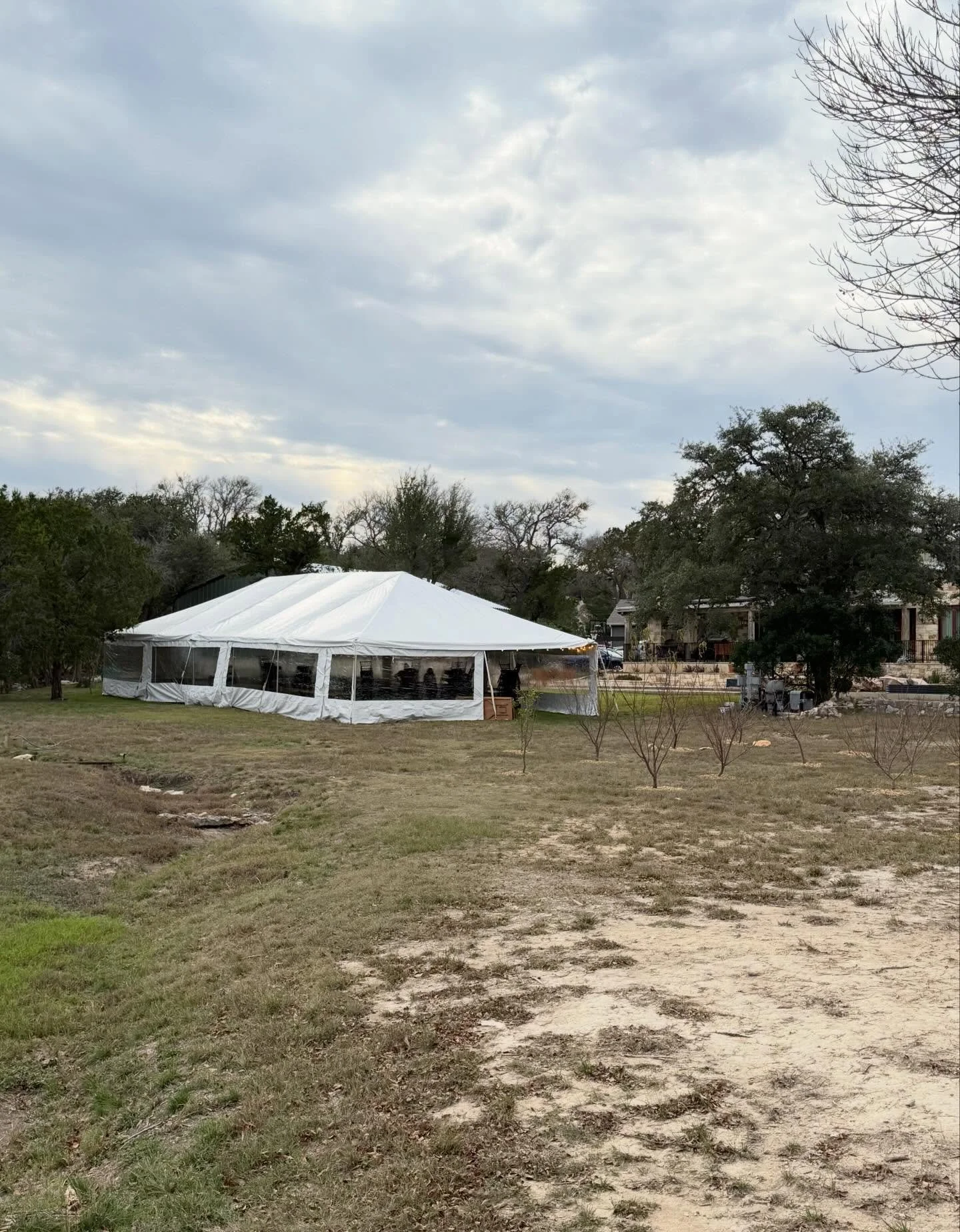Kicking off 2026 with this Canyon Lake backyard wedding setup 👏

A 30&rsquo; x 60&rsquo; frame tent paired with clear sidewalls, black Chiavari seating, warm tent lighting, and an oak dance floor made this outdoor celebration one to remember.

Thank