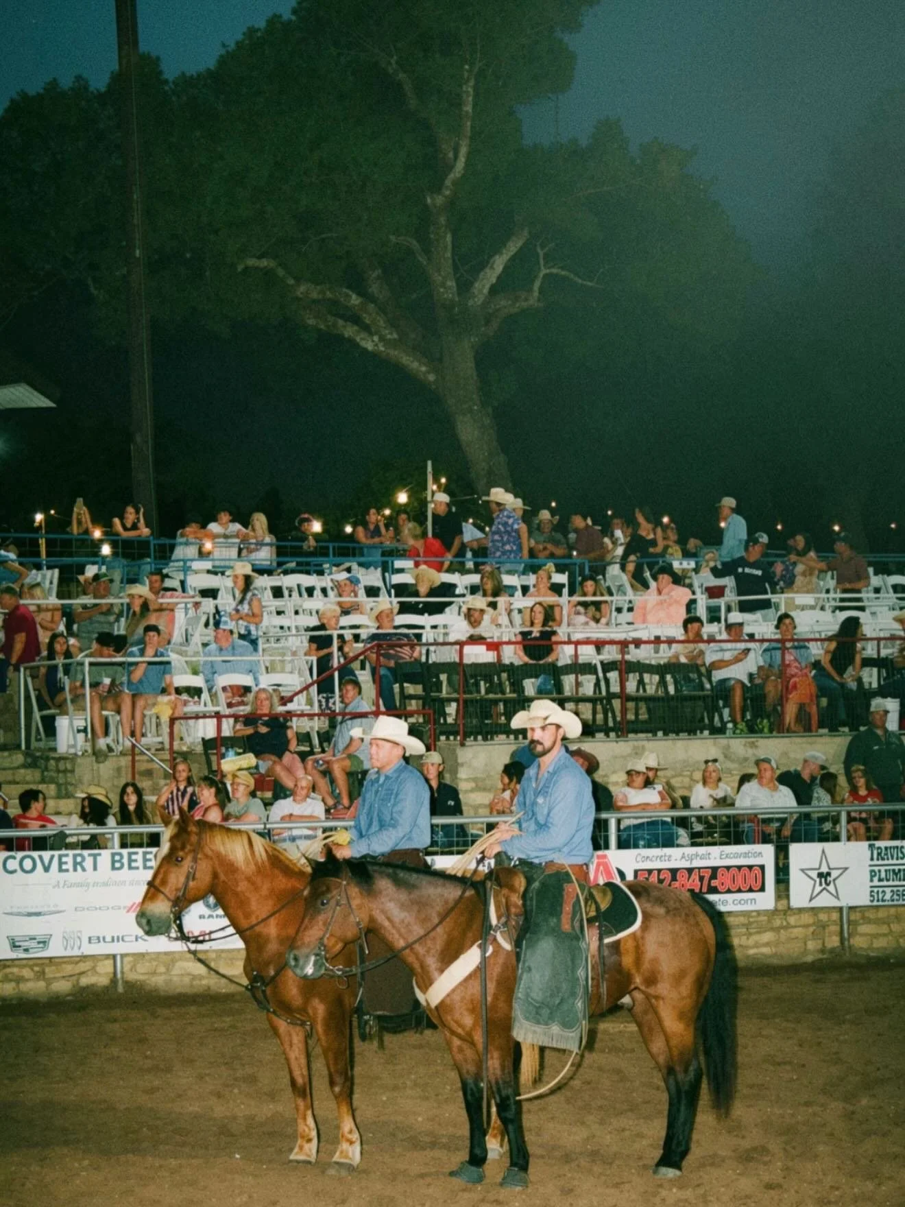 Rodeo weekend ready 🤠

825 chairs delivered for the @wimberleymemorialdayrodeo this weekend!

Fruitwood &amp; White Resin Padded Chairs filling the arena for thousands of spectators all weekend long.

Grateful to be trusted with events of all sizes 
