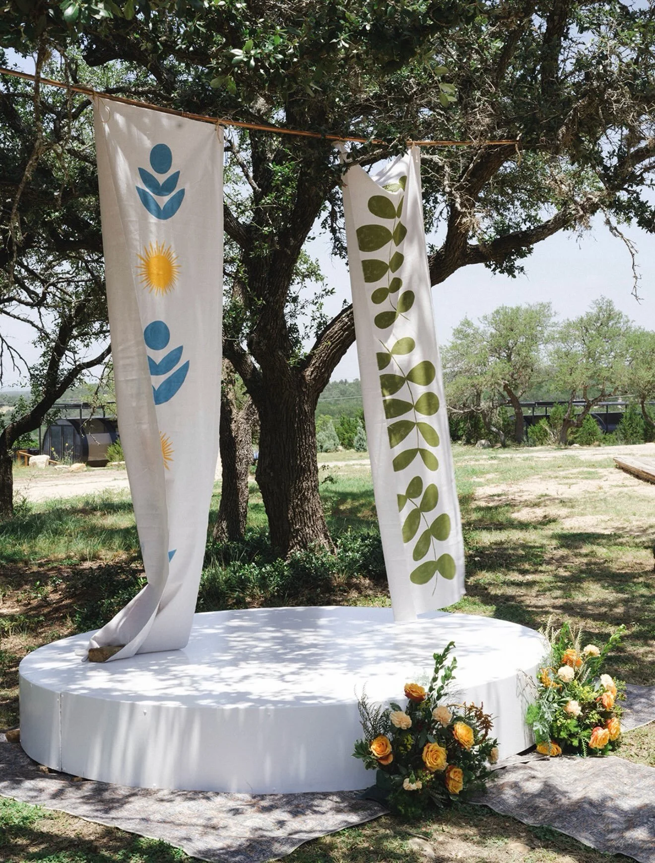 Now offering: White Ceremony Stage ⚪️

A modern round white platform perfect for wedding ceremonies, elevated sweetheart tables, floral installations, live musicians, speakers, branding displays, and photo moments

96in Diameter x 18in Height

📸 @je
