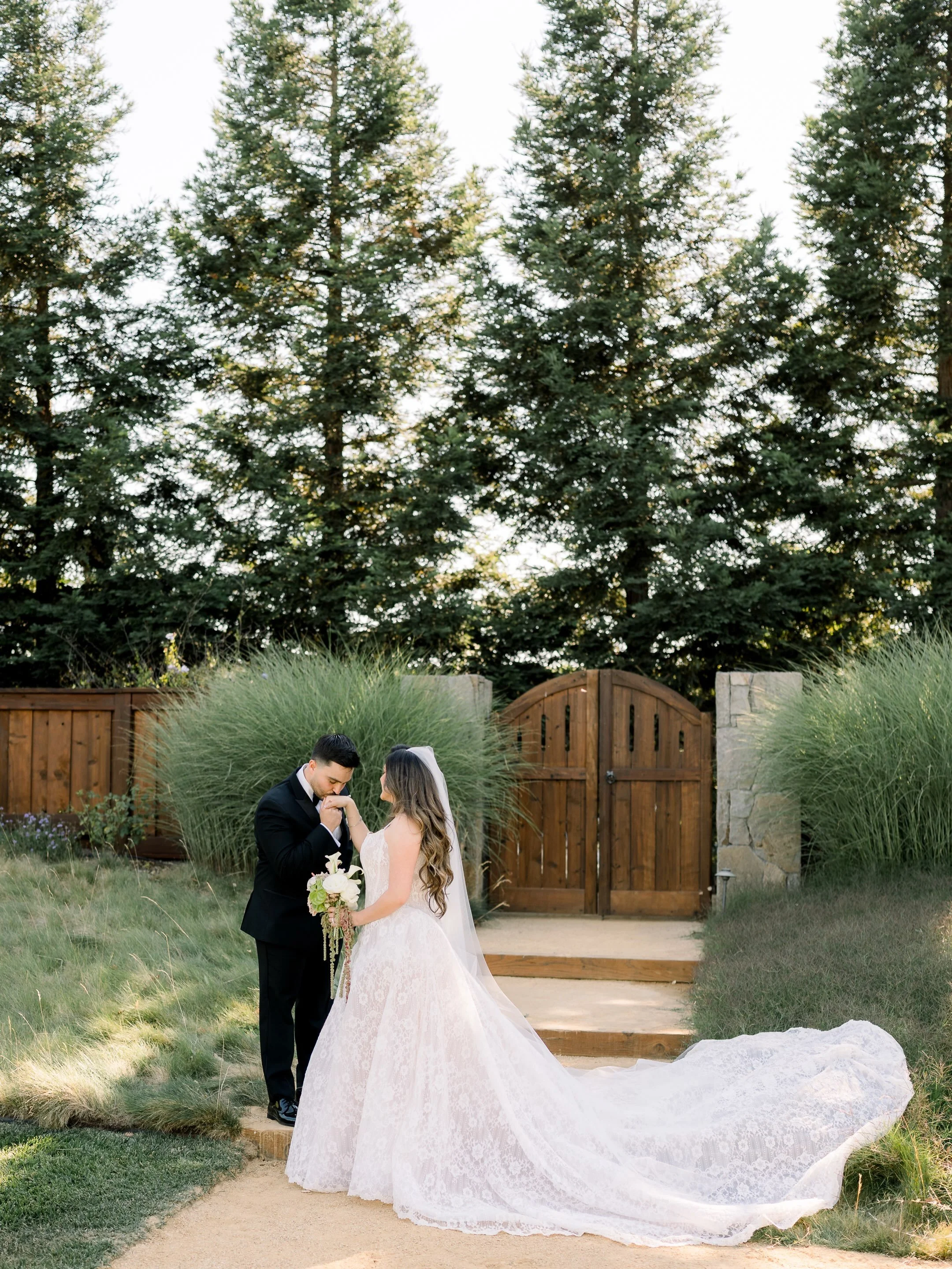 It&rsquo;s October, so we&rsquo;re bringing out the blush pink with the prettiest little details throughout this beautiful Sonoma day celebrating the De La Guardias 💕

Venue: @thebarnatharrowcellars 
Planning + design: @graceandeleganceplanner 
Phot