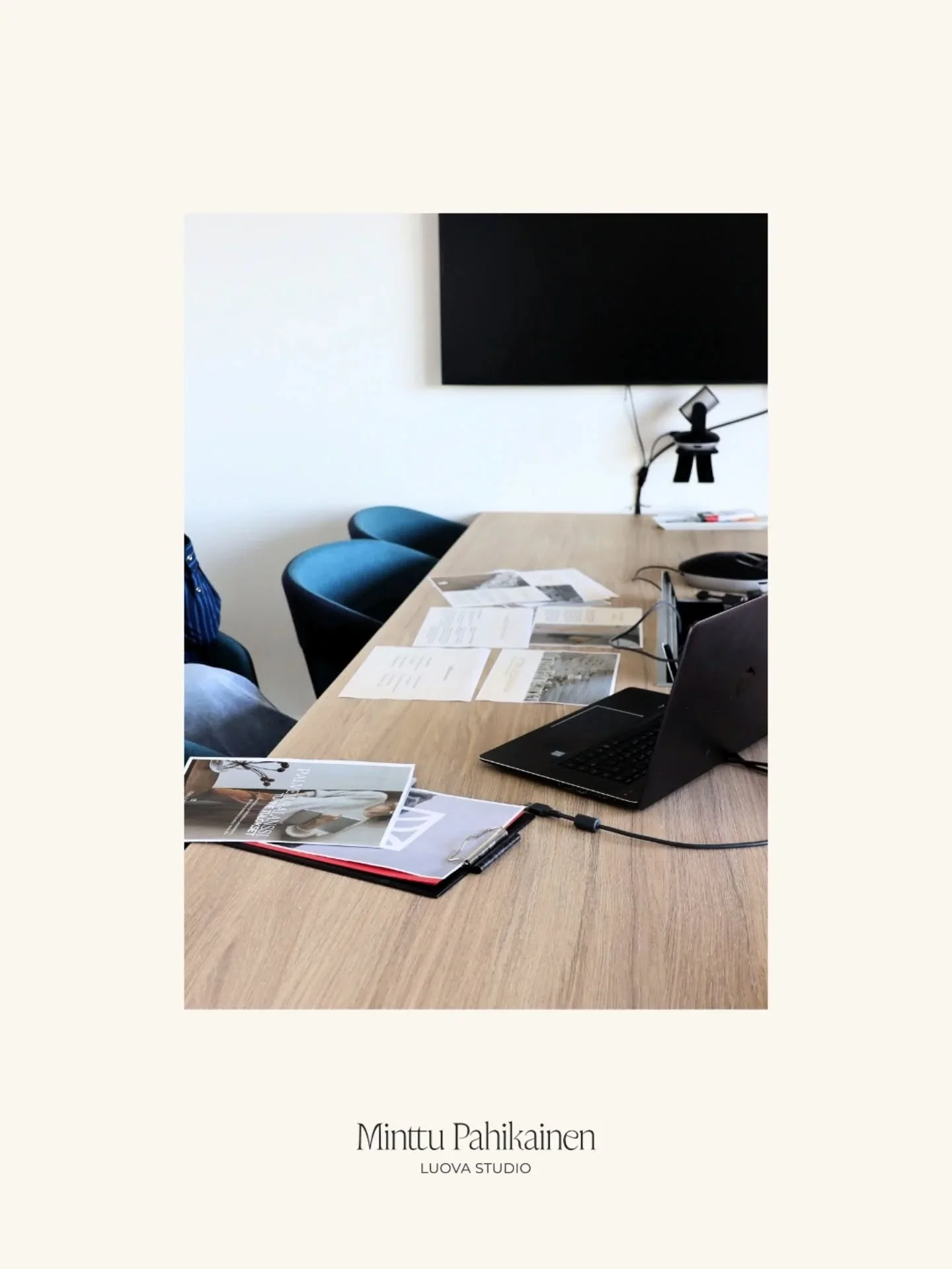 Kun niin monet asiantuntijat maksimoivat et&auml;isyyden asiakkaisiinsa piiloutuen ruutujen ja verkkokurssien taakse, m&auml; olen alusta alkaen tahtonut antaa asiakkaille mahdollisuuden ty&ouml;skennell&auml; mun kanssa my&ouml;s liven&auml;.

Ja si