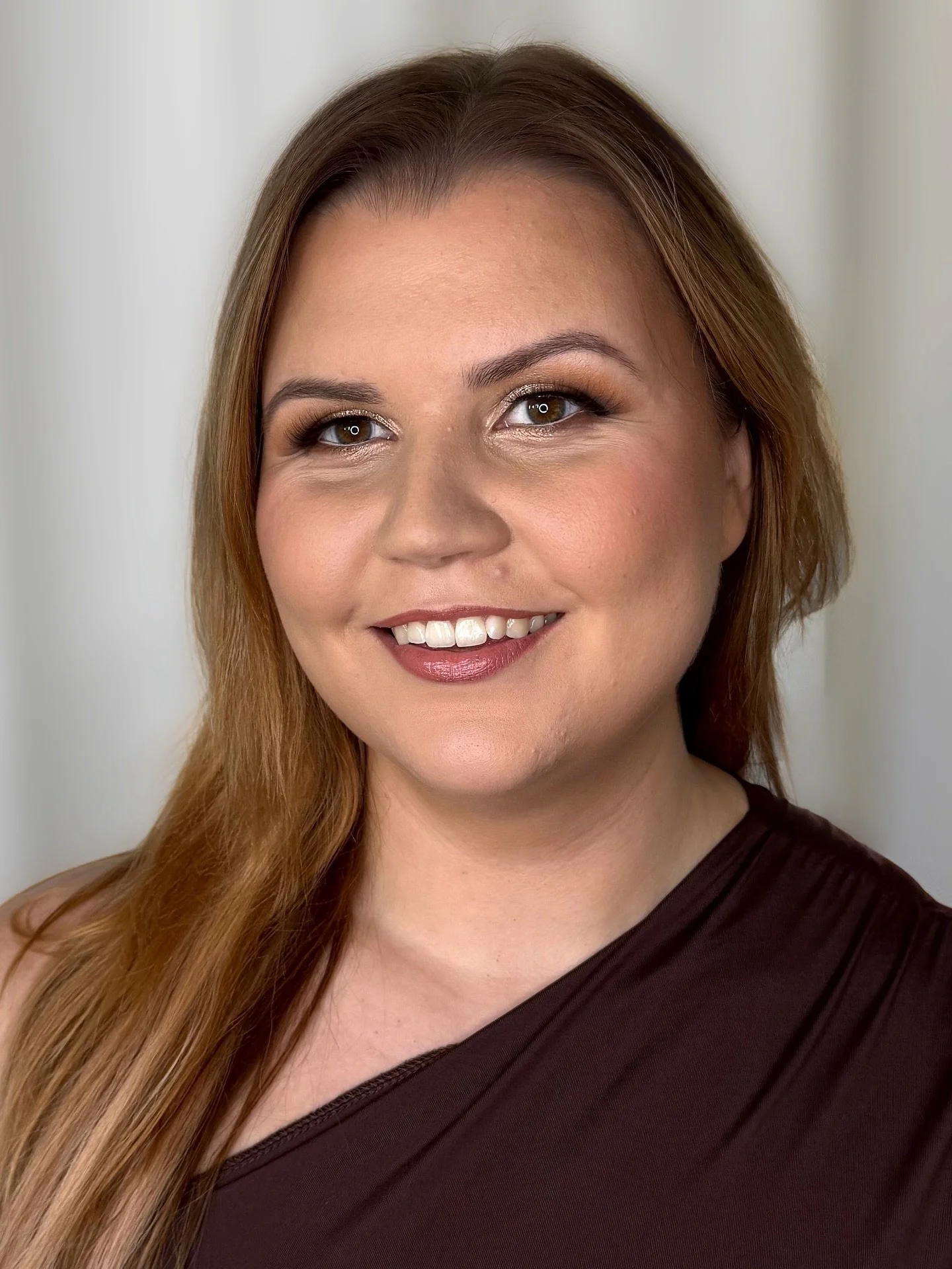 Juhlameikin paras hetki? Kun asiakkaan fiilis muuttuu silminn&auml;hden itsevarmaksi 🫶
Meikki on paljon muutakin kuin ulkoinen tekij&auml; &mdash; se on tunnetta ja energiaa, joka kantaa koko illan ✨ 

Meikkaajana tiedustelen juhlameikkiin saapuessa