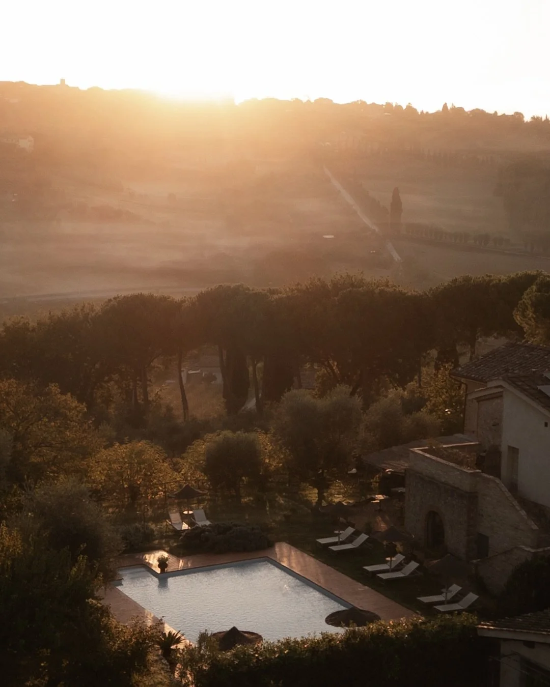 Late last year, in the early days of Autumn, we travelled to Tuscany to capture Agrivilla I Pini in all its glory. Slow living hideaway nestled among olive groves, vineyards and regenerative gardens in the hills of San Gimignano.

The brief was simpl