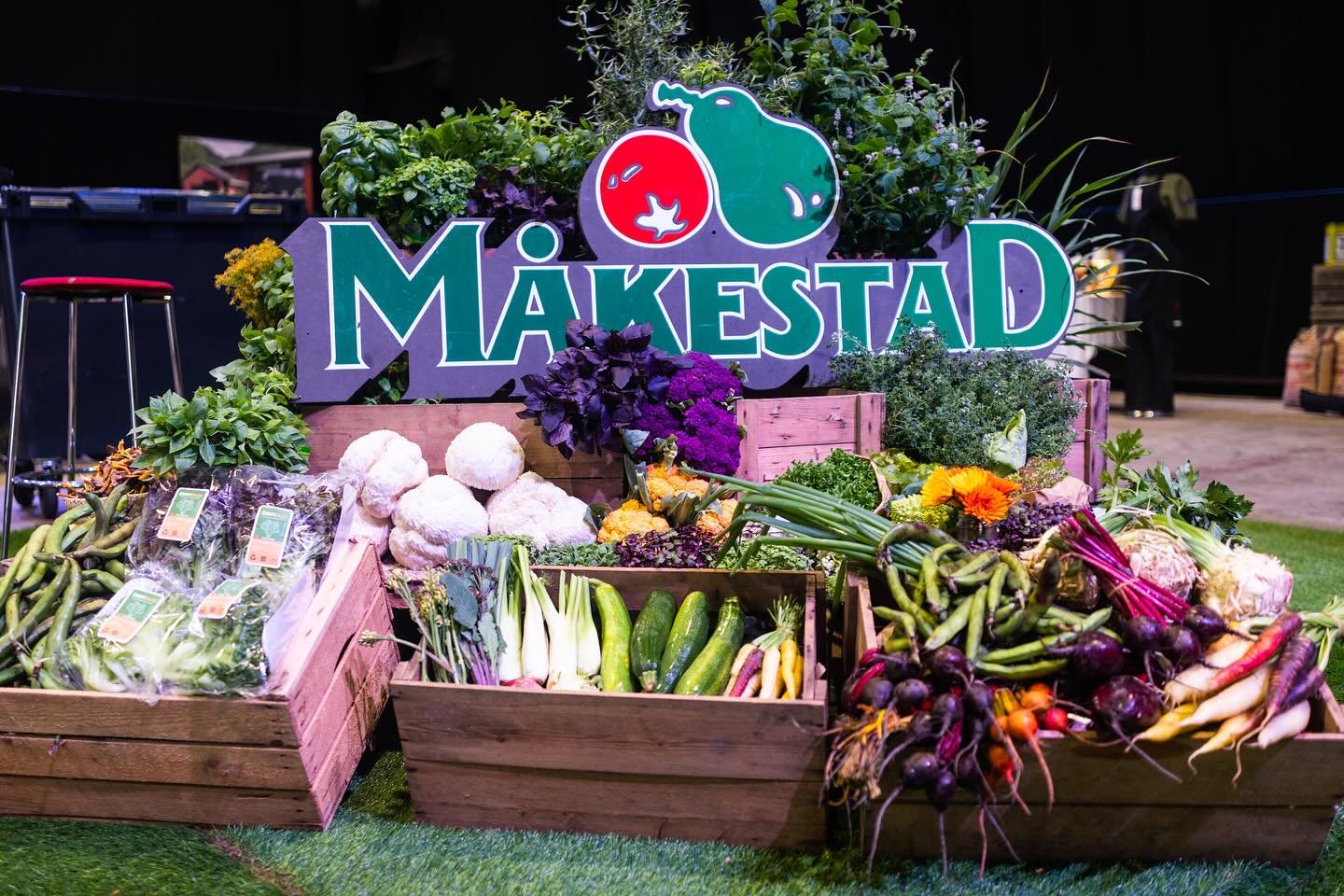Kj&aelig;re kunder, leverand&oslash;rer, samarbeidspartnere, kollegaer og alle andre deltakere! 🍎🍐

Tusen hjertelig takk til hver og &eacute;n som deltok p&aring; M&aring;kestad Fagmesse og feiringen av v&aring;rt 80-&aring;rsjubileum, onsdag 04.se