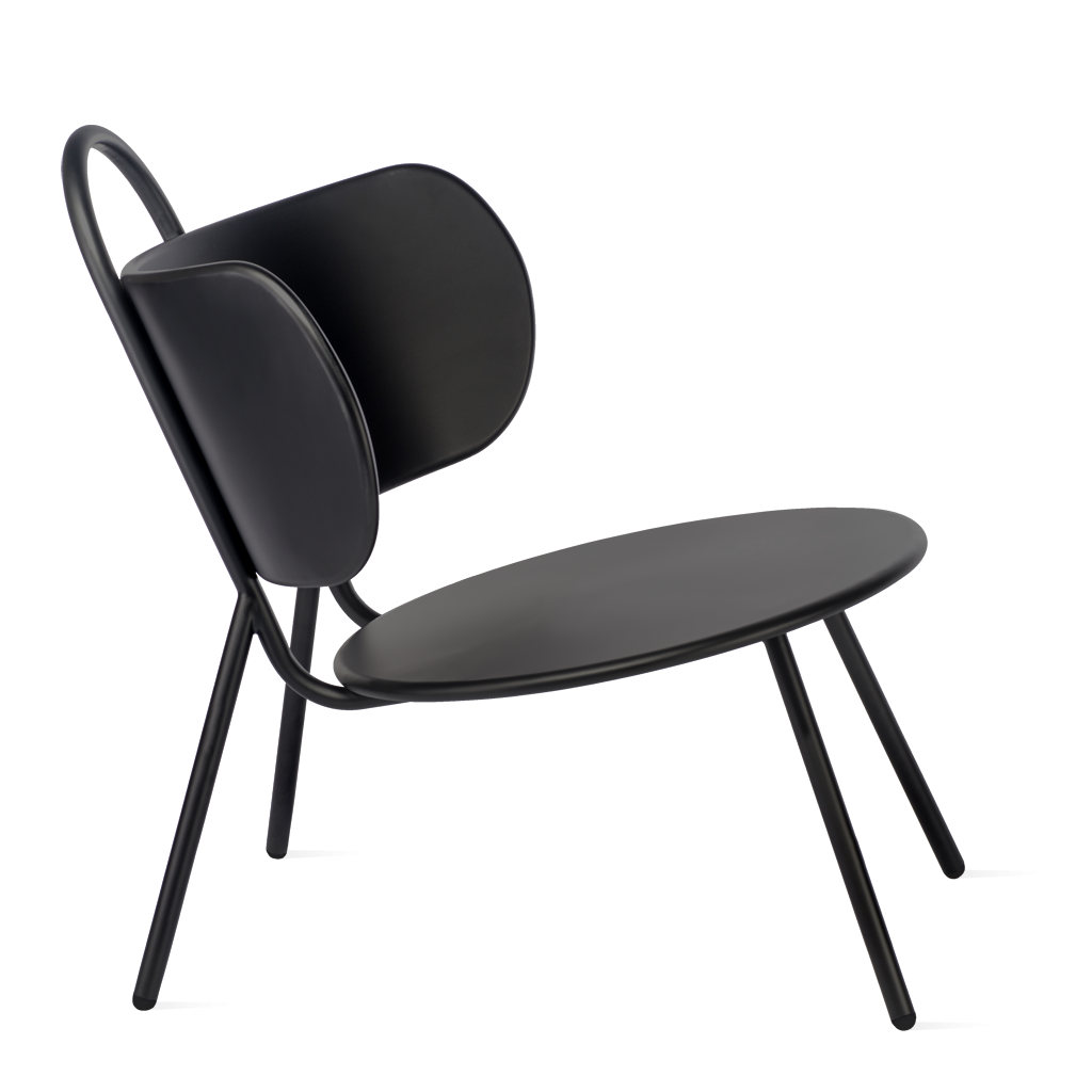 Chaise moderne noire avec dossier rond en dessous d’un mur gris.