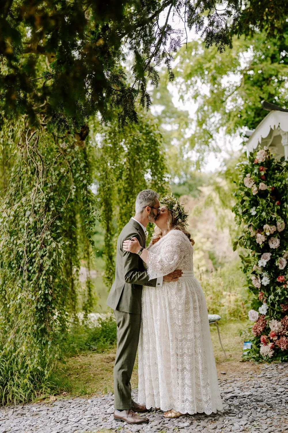 wedding ceremony first kiss